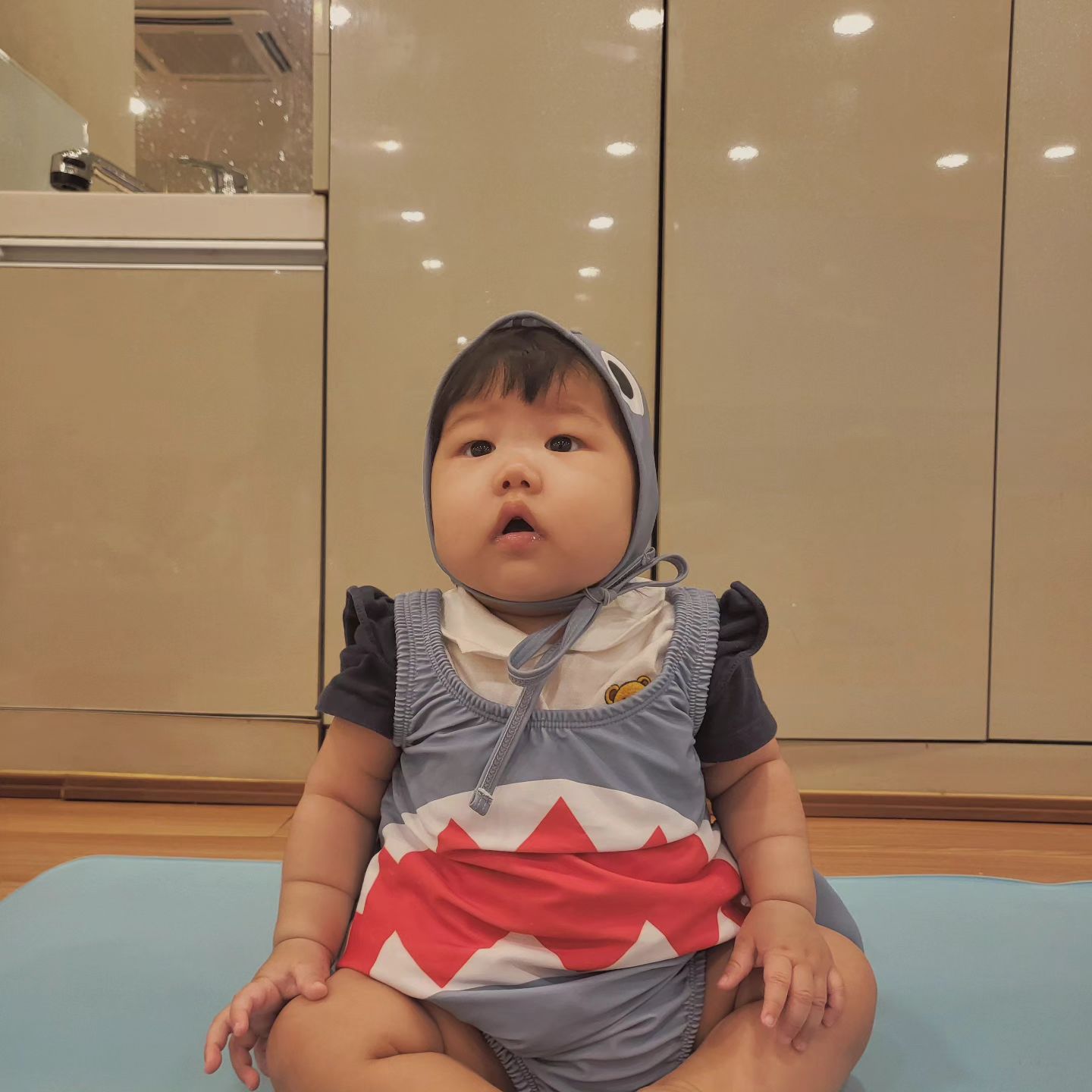 #문센데이

지난주 문센데이 :)

짜잔! 바닷속 상어래아

코스튬도 잘입고~ 역시나 호기심가득 왕창 막내 래아🤗

열심히 참여하다가 중간에 졸려서 울었지만
그래도 거의 끝까지 집중! 하고 잘 즐기다 와서 만족🤭