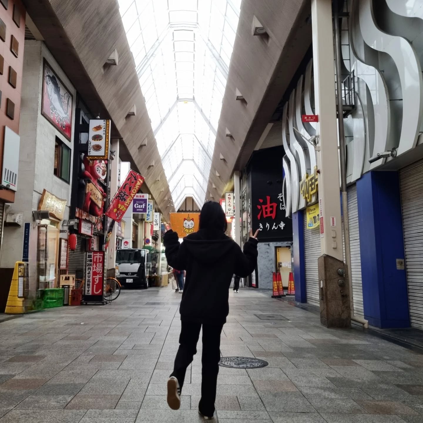 오사카 2일차

아침 일찍부터 일어나서 근처 라멘집 가기!!
일찍 일어날 생각이 없었으나 일찍 일어난김에
아침 먹으러 나왔는데 밤에 많던 사람들이 없어서
한적해서 너무 좋았👍👍

밤까지 줄 서 있던 가게가 아침 일찍 문이 열러서
들어가서 먹었는데 아침으로 갓벽!!
근데 가게 이름이 기억이 안나....😣

먹고 산책할겸 글리코상 한번 보고 
내가 젤 좋아하는 펩시 뽑아 먹구ㅋㅋㅋ
(한국보다 펩시양 많아서 좋움)

17년도에 처음 오사카 와보고 이번이 2번째인데
그때 분명 자판기 콜라가 100엔이였는데 140엔...

일찍 씻고 한국에서 예약한 카니도라쿠와서 게 먹방!!
오사카 가면 게 다리 움직이는 거기인데 진짜 존맛탱!

점심코스로 4000엔 코스로 먹었는데 
게 회랑 게 차완무시 게 밥은 꼭 먹어야 함!!

난바에서 우메다로 넘어가서 오사카성 한번 봐주고
저녁쯤 햅파이브로가서 야경보러 관람차 탔는데
관람차 안에 블루투스 스피커 있어서 노래들으면 관람 가능!!
비가와서 조금 아쉽긴 했지만 멋진 야경이였따!!

다시 난바와서 일본하면 생각나는 우설 먹으러~!!
우설 진짜 이거 뭐지? 할정도로 존맛탱!
2일차 여행의 마지막 맥주한잔하고 
끝!!
.
.
.
.
.
#오사카 #2일차