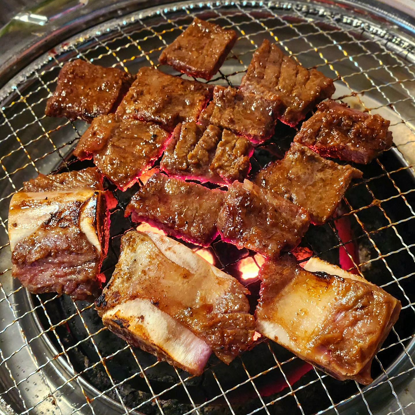 📌 #협찬 파주 야당역 고기맛집 "봉급날"

📍소양념갈비 
📍소갈비살
📍삼겹살
📍옛날 도시락

가게 이름부터 봉급날! 월급날마다 무조건 가야 할 거 같은 곳~!😆
레트로한 분위기에 고기집으로 정겨운 느낌! 사장님 너무 친절하세요🥹 고기들이 전부 좋아서 맛이 없을 수 없어요!
밑반찬도 직접 만드신거라 손맛 장난아님👍
소갈비는 1일 20대 한정이니까 소진되기 전에 맛보기!!

🔎운영시간
✔️매달 월요일 정기휴무(2,4번째 월요일)
✔️17:00 ~ 04:00
🚩경기 파주시 경의로 1100 연세프라자 1층 117호

#파주맛집추천 #야당역맛집 #야당맛집 #봉급날 #봉급날야당점 #소양념갈비맛집 #소갈비살맛집추천 #삼겹살맛집 #레트로식당 #고기맛집 #고기맛집추천 #먹팔 #맞팔 #선팔 #맛집탐방 #첫줄