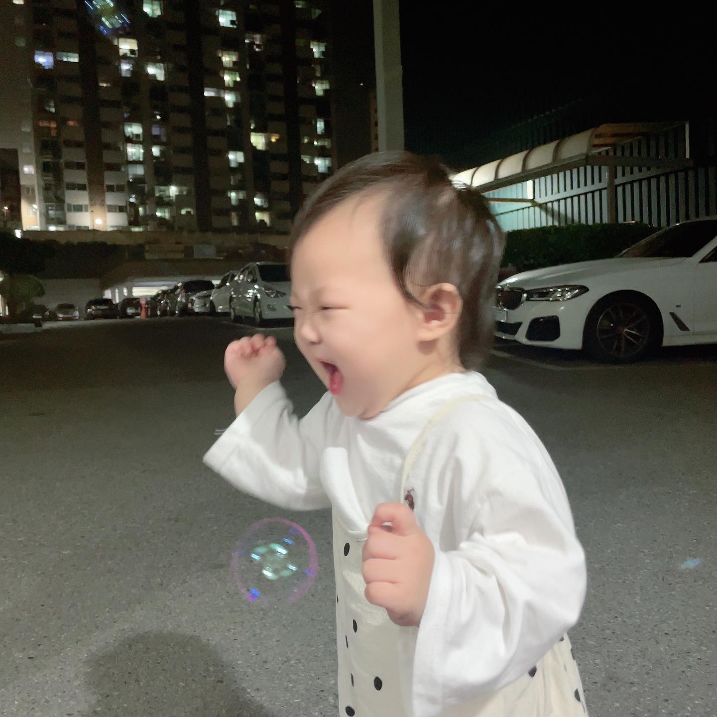 𝙳+𝟺𝟻𝟸 👧🏻

외함미 결혼기념일 축하해주러 갔다가 이모랑 비눗방울 사서 1시간동안 열심히 놀다가 기절한 공듀🤭
시간 지날수록 왤캐 힘들어보옄ㅋㅋㅋㅋ 
공쥬 오늘도🫶
