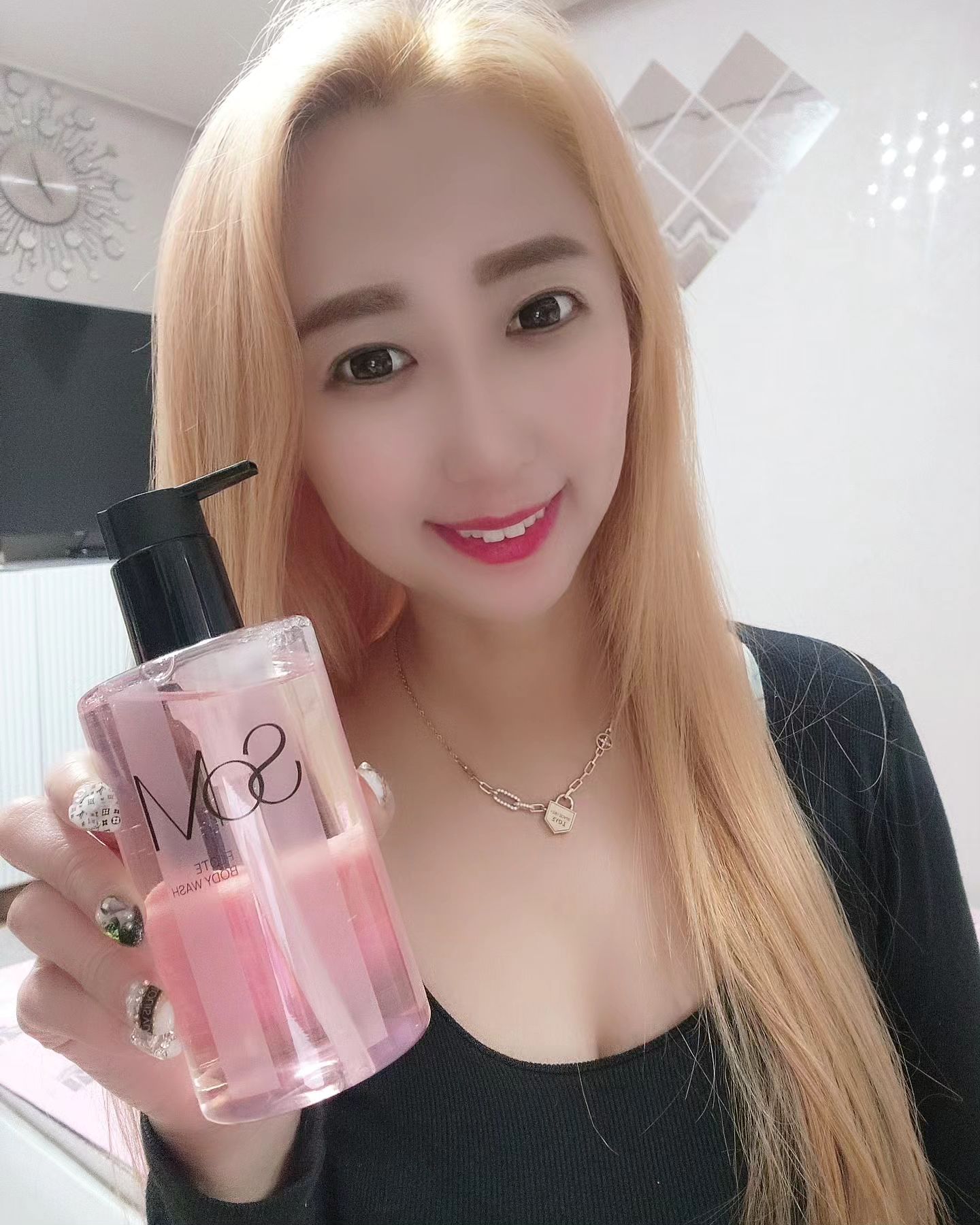 #협찬 리즈케이] SOM 플로테 바디워시

자연유래 계면 활성제 사용으로 순하고
거품도 풍성하게 잘나고 
다양한 보습 성분을 함유하여 샤워 후 건조하지 않고 피부가 촉촉
매일 사용해도 좋은 바디워시!!
판테놀과 함께 히비스커스, 동백꽃, 작약꽃, 장미꽃, 연꽃, 데이지꽃, 맨드라이꽃,
카네이션꽃 8가지 레드 컬러 플라워을 담은 RED Flower 8 Complex 가 
피부를 더욱 촉촉하게 해주며 미끌거리는 잔여감 없이 산뜻한 수분감준답니다
제가 바디워시 고를때 향도 중요시하거든요~~향인정
제품자체첫향도 좋은데  샤워한뒤에 잔향유지력도 좋고 은은하게 남는
잔향까지 완전 쪼아요~
제품패키지자체도 좋고 향도 좋아서
선물하기에도 최고일듯해요~ 

고급스런 나만의 향을 선호하시거나
촉촉하지만 끈적이지 않고 보습감 좋고
부드러운 피부결 원하시는 인님들 플로테 바디워시 추천드려유~
lizk_official
.
#솜 #향기를입다 #플로테 #바디로션 #바디워시 #힐링 #퍼퓸 #퍼퓸바디로션 #퍼퓸바디워시
