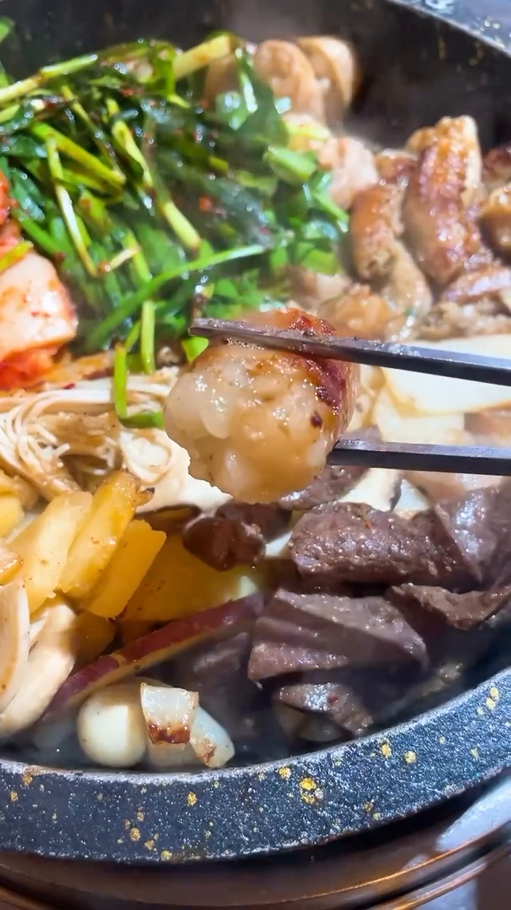 #협찬 
화사한 곱창 맛집
명동 #군자대한곱창명동점 곱창

맛도리들이 모인 모둠 곱창🧆
소곱창+소대창+막창+염통이 한세트에요✨

소곱창 소대창은 말모…🤤
쫄깃하면서도 부드러운 식감에
고소한 육즙이 최고에요🫠

화려한 불쇼와
육즙 가득한 곱창으로
눈과 입이 모두 즐거운
곱창 찐맛집이에요👍

부추, 김치, 떡, 고구마, 감자,
단호박, 양파도
불맛과 곱창의 기름이 더해져
고소함 그잡채에요🍠🥔🧅

k디저트인 볶음밥까지 먹으면
박수가 절로 나온답니다👏🏻

한국분들 뿐만 아니라
외국분들도 맛있게 먹었던
명동 맛집이에요🌟

#명동곱창맛집 #을지로곱창맛집 #명동회식 #명동데이트 #을지로데이트 #명동고기집 #을지로고기집