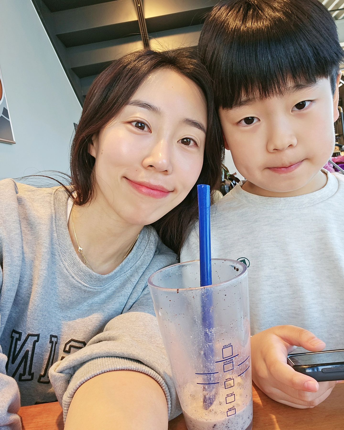 여름이네 여름이여....🤔😖

오늘 뜬금없이 부회장이 되신 아들과♡
친구들과 그래도 친해지긴 했나보당

#아들맘#초딩맘
#딸은사진찍기싫어함