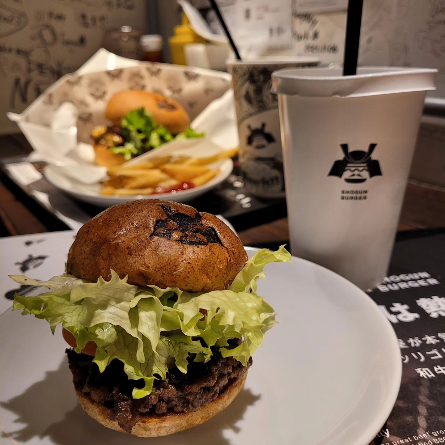 #쇼군버거 #신주쿠버거맛집

2022 월드버거챔피언십에 일본 대표로 출전했던 걸로 유명한 도쿄 버거 맛집, 쇼군버거 신주쿠점에 다녀왔어요.

만석이기도 했고, 조리시간이 짧은 편은 아니어서 꽤 기다렸지만,
맛있어서 용서됩니다 ㅎㅎㅎ

육즙이 가득한 패티🩷 
폭신한 번 위에는 쇼군버거 로고가 귀엽게 팡 찍혀있어요.
적게 먹는 사람들을 위한 하프햄버거 메뉴도 센스있다고 생각해요.
도쿄에서 한 번쯤 가볼 만한 버거집. 도쿄 여기저기에 지점이 있는 듯하니 가까운 곳으로 찾아가시면 되어요.

치즈버거 _1380Y
소프트드링크, 프렌치프라이 세트 _480Y
하프햄버거 _880Y
바닐라 쉐이크 _ 880Y

#shogunburger #도쿄버거맛집 #일본버거맛집 #도쿄맛집투어 #도쿄여행코스