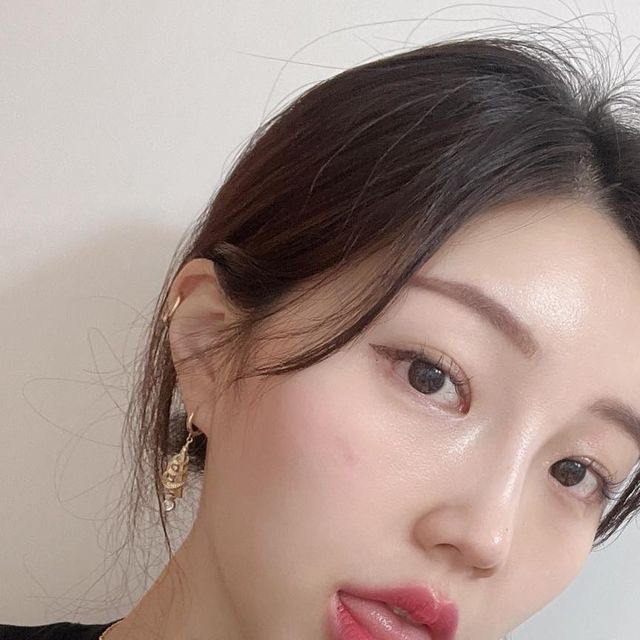 현지(현디)🇰🇷 on Instagram: "#광고 홍삼도 이제 필름으로 섭취하는 시대가 오다니🫢 이 제품은 구강용해필름으로 편하게 먹을 수 있고, 흡수가 빠르게 되는 엄청난 장점이 있어요!!!!!!!😳