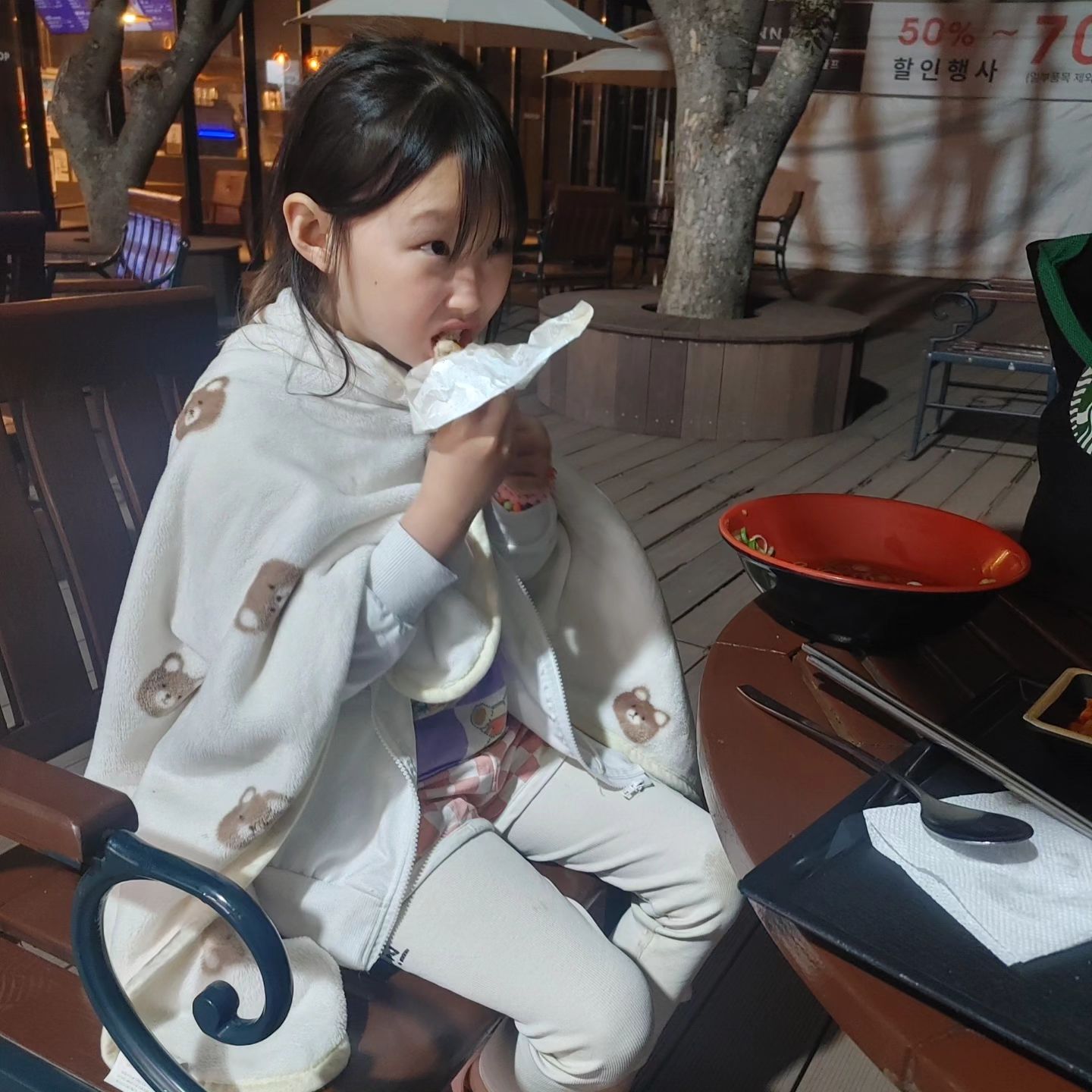 휴게소에서 우동을 먹으면 행복할것같단 아이
그래 같이 행복해지자-♥