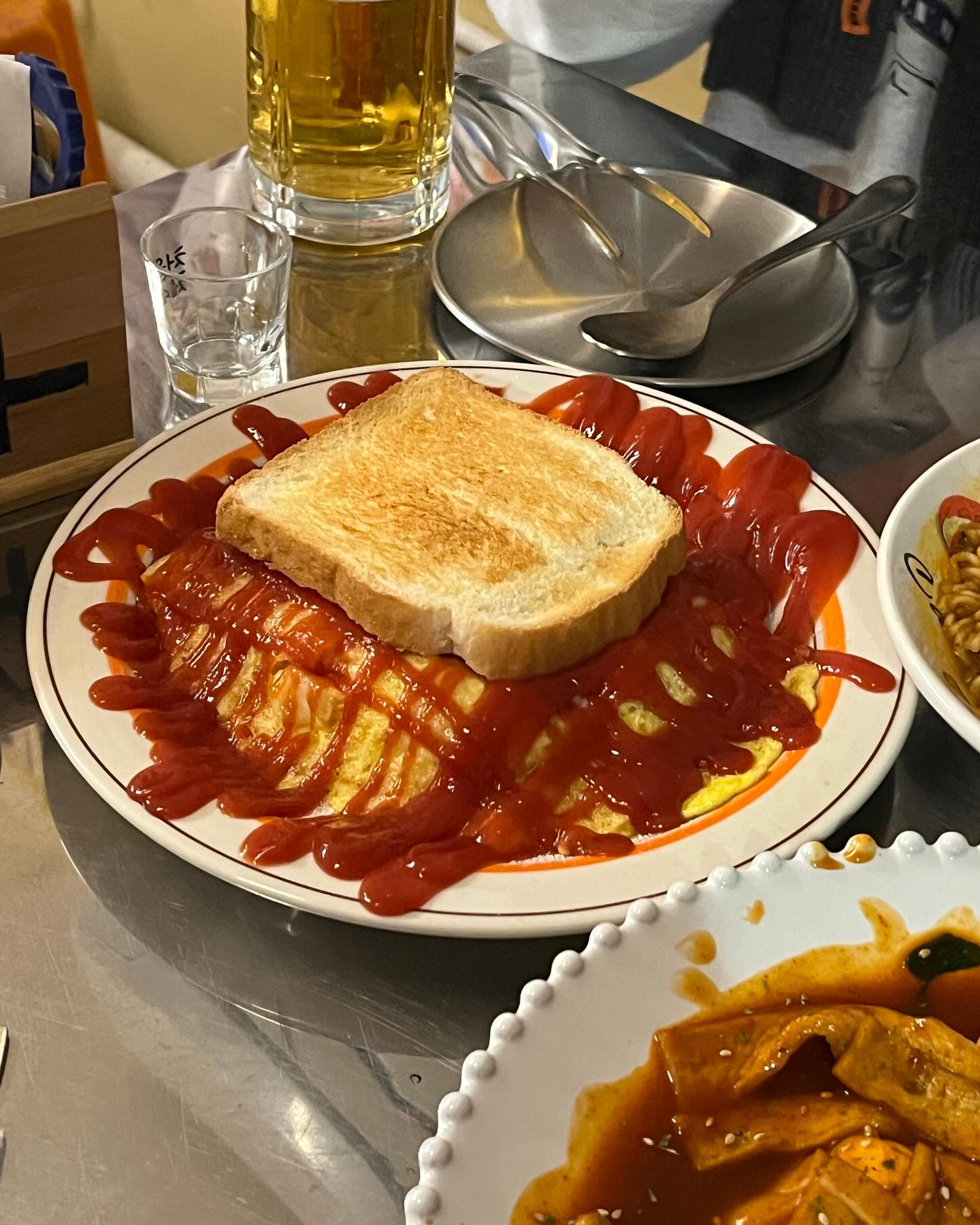 빠이널리 시후. 젓가락 대신 집게로

📍#시후 #서울역 #서계동
🍽️ 

내가 애정하는 동네의 시후다
여름, 겨울 어느 계절에 봐도 매력적인 곳🍻
메뉴는 뭘 시켜도 만족스럽다
서계동 더 커지기 전에 몇 번 더 가야겠다는 생각
