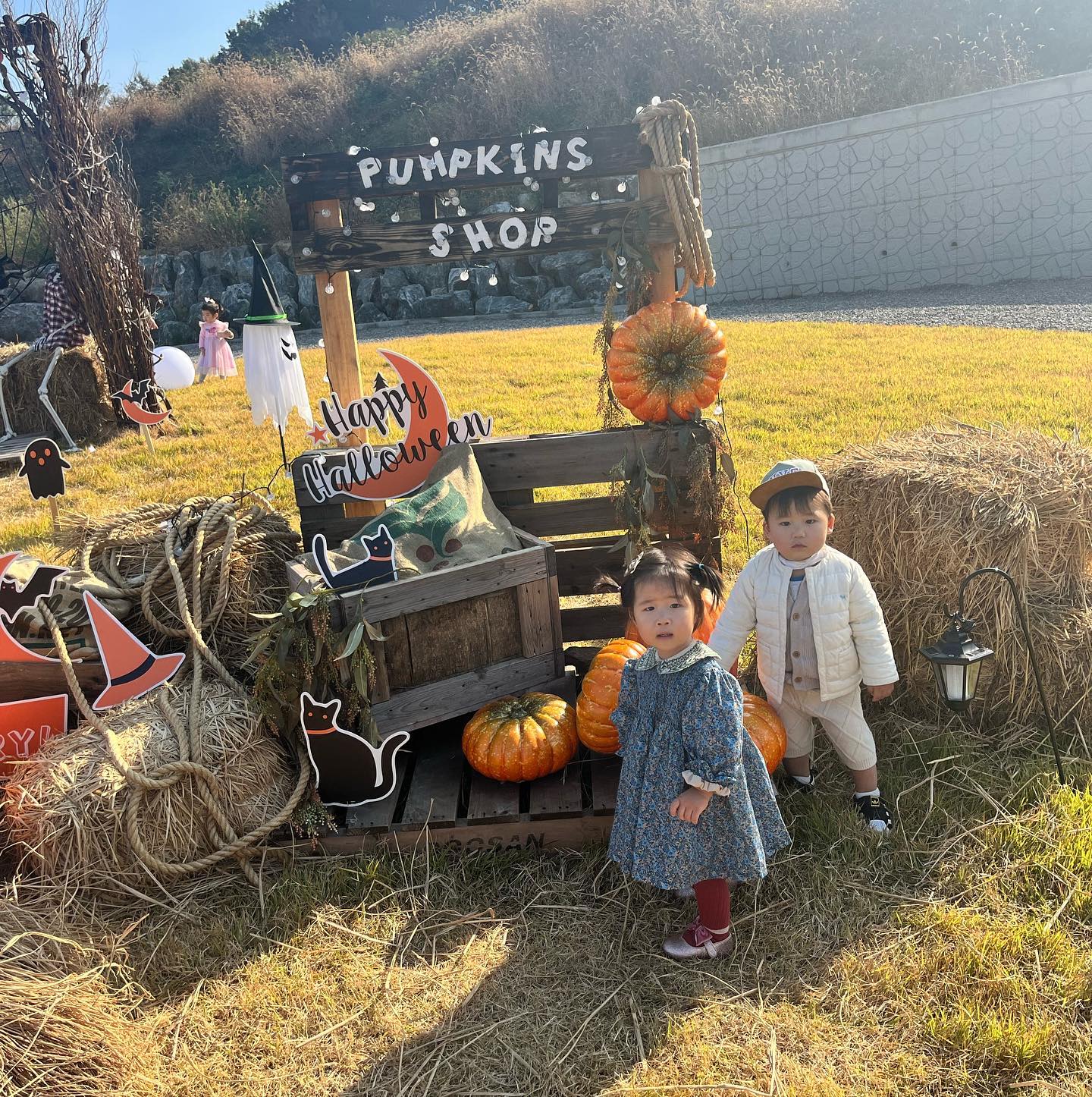 #하둥이네‘◡’✿ 👦🏻👧🏻❣️

둥이네 두번째 할로윈👻🧙‍♀️🧙🎃🕸️🕷️

일부러 찾아간 곳인데…🥹🥹

진짜로 협조 안되고 찡찡 최고조여서
멘탈 바삭 바스러진날….후아아
뒷모습만 보여주고요

.
저날 진심 저기 유령 귀신들 해골보다 
엄마는 너희가 더 무서웠다구😭👻

저기 있는 해골이 마치 내모습 같구요..

어마무시20개월👦🏻👧🏻
#욕심이였다지독한엄껌…다싫어안아안아울음🥲
후다닥 도망나왔다😇😇
너무 싫어하네..미안해…

하지만 이날도 가을날씨 최고🤎🍁
코스튬 어린이들도 많았는데
다 마미들 사심채우기🥹
그래도 행사는 너무 완벽하고 좋았던곳👍👍✨

#둥이가카페잘못가는이유
#욕심이였다역시
#얘네랑잘안맞아😭😭#계획실패🤦‍♀️
#가을아기랑#할로윈아기랑갈만한곳#할로윈카페🎃