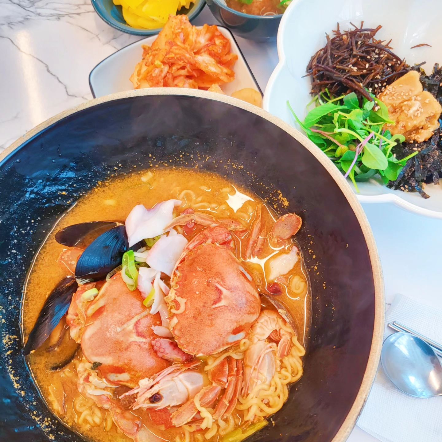 #협찬 jeju.ramen
제주라면2호점🦀

제주여행시 맛난 제주라면2호점에 방문해서
스페셜해물라면과 성게비빕밥을 먹었어용😋

제주라면2호점은
제주도청에서 엄격한기준에 매년 1~2군데만 선정되는 
" 착한가격업소" 로 선정될만큼 가격, 청결, 서비스에 꼼꼼히 신경쓰는 매장이에용💕
제주라면 1호점과 같은 사장님인데
라면집이 너무 고급지고 인테리어도 예뻐서 감동했어용😍

예쁘고 갬성있는 라면집에서 맛난 라면먹으며
힐링하고 왔어용😄

매장도 넓고 깔끔해서 단체손님도 가능하니 방문해보세용🤗

#제주라면2호점#무지개해안도로맛집#제주라면#제주시라면#제주도라면#제주도데이트#제주데이트맛집#제주도맛집추천#제주도가볼만한곳#제주문어라면#제주도문어라면#제주도라면추천