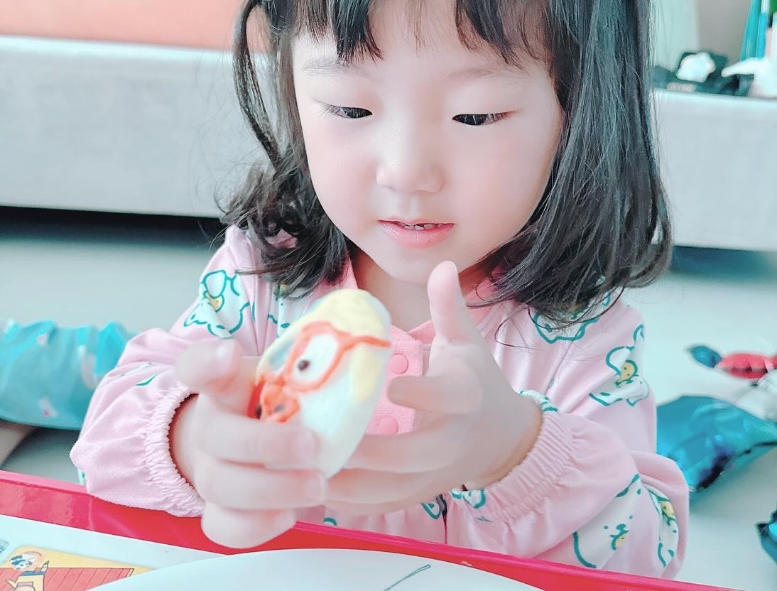첫째 둘째 생일이라 케익할까 떡할까하다가
같이 떡케이크 해주자 싶어서
찾아보니 떡으로 예쁘게 빚은 토끼백설기를 보고
꼭 주문하고싶어서 예약이 된 ㅎ siru__bareut 
부드러운 떡설기속에 달콤한 딸기잼 가득 ㅎ
토끼 눈코입은 초코 ㅎ

.
.
따끈하게 배송 받은 토끼떡 
만드는모습 본건아니지만 
정성가득함이 느껴진다 ㅎ
친구들과 나눠먹은 첫째
얼집행사에도 딱인 토끼떡케익 
다음엔 어떤 떡케익 해줄까 ㅎ?

🎂🎂🎂🍰

#생일떡 #생일떡케이크 #선물 #이벤트 #부산떡
#토끼떡케이크 #토끼떡 #말띠맘 #소띠맘 #내년에도잘부탁해