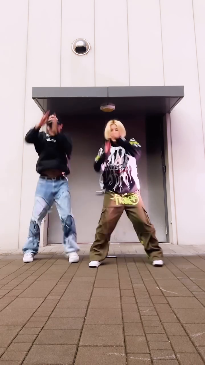 🔉: ▁ ▂ ▃ ▄ ▅ ▆

Gooood song forever ♥️♥️

🕺🏼 sungadvm 

🧠dc rylenbesler chloekleiner 
🎵 theweeknd - #cantfeelmyface 
👕 duckdive_official 
👟 nike 

#theweeknd 
#dancechallenge #reelschallenge
