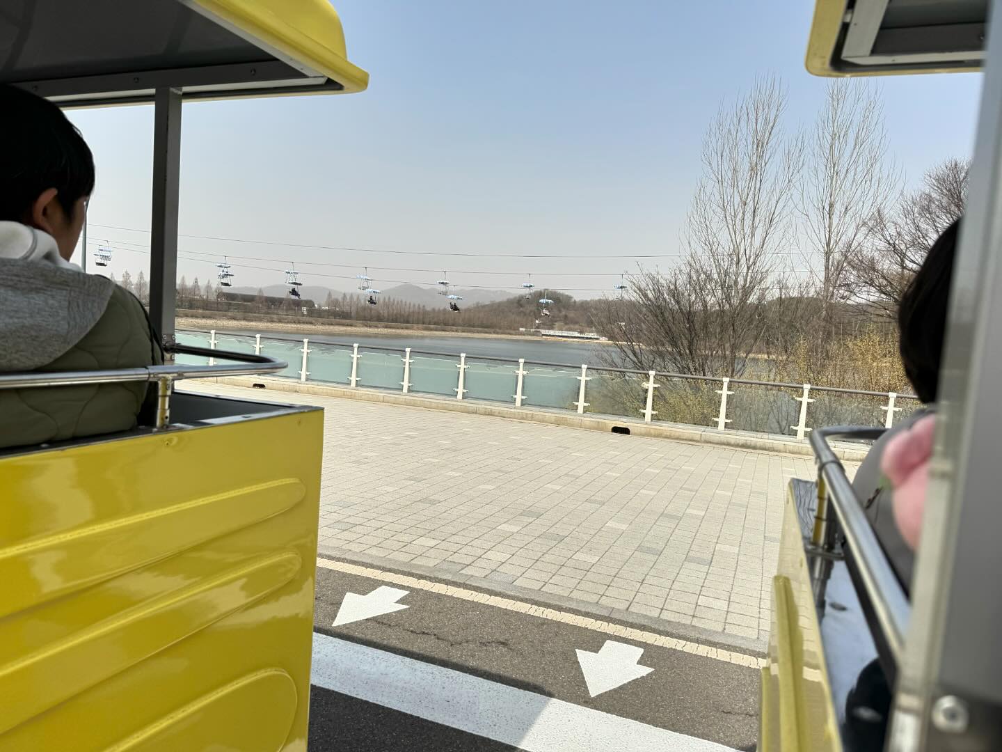 토요일 에버랜드 후유증으로 늦잠자고 빈둥거리고 쉬려다가 급 전화받고 서울대공원으로 출발. 
가볍게 산책삼아 가볍게 다녀오기 좋다. 근데 토욜은 엄청 따뜻하더니 일요일은 바람불고 넘나 춥다. 추워도 마냥 신난 애들 넷. 
마무리는 닭백숙. 근데 아빠들 니네들 시밀러룩이야? 남자는핑크지 ㅋ
#서울대공원 #코끼리열차 #주말일상 #아들둘딸둘 #어제는봄오늘은겨울 #주말너무빡세다 #아빠들시밀러룩 #남자는핑크 #장수촌누룽지백숙 #마지막까지알차게