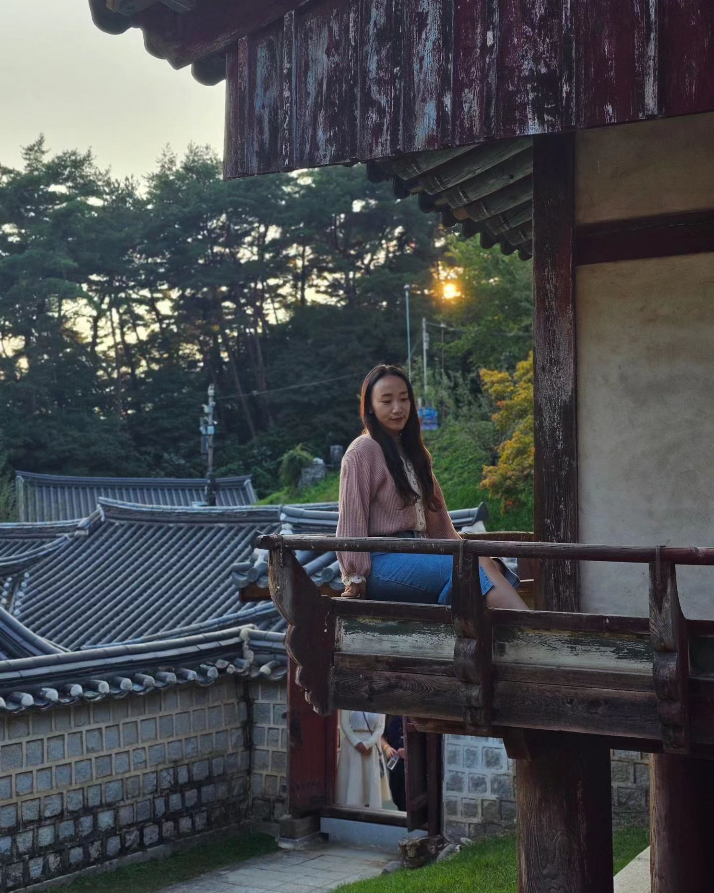 차 없이 즐거운 #안동여행 3탄
#가을단풍 이 물들어가는 #도산서원
풍경도 예쁘고 의미도 있는 #안동가볼만한곳  이에요.

#안동역순환버스 타면 도산서원 앞에서 내려주시는데 매표소 입구에서 도산서원은 좀 걸어야해서 편한 신발을 추천드립니다!!

도산서원 앞 #시사단 은 여름에만해도 걸어서 들어갈 수 있었는데 지금은 #안동호 물이 불어서 그저 바라만 봐야했네요

다음번에는 꼭 걸어서 들어가보리라!!

#안동관광안내소 #안동여기 에서 #안동관광여권 챙겨 스탬프 이벤트 참여하는거 잊지마시구요

#도산서원야간개장 중이라
가을단풍과 석양, 야경까지 함께 즐겨보세요~♡

#여행스타그램 #안동여행그램 #국내여행 #안동핫플 #나는솔로16기촬영지 #안동도산서원 #안동시티투어 #도산서원시사단