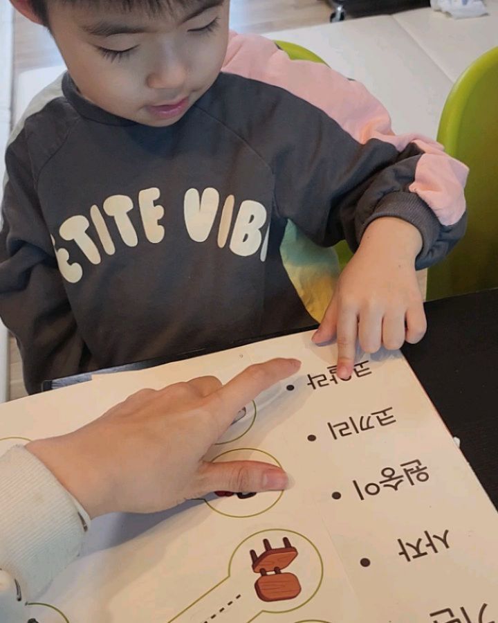 한글 통글자떼기 5주차!

난 하루에 한 두번 플래시카드 보여주고 놀아주기만하는데 카드에 나온 단어들 거의 대부분과, 아는 낱자를 조합해 새로운 단어들도 술술 읽는 로건이를 보면 신기하기도 하고, 아직도 글자는 과일만 아는 로엘이를 보면 조급해지기도 하고🤣

둘을 따로 놓고 하나씩 맞춰서 해주고 싶은데 일단 카드만 꺼내면 둘이 꼭 붙어 세트처럼 같이하려드니 쉽지않다..🥲

그래도 늘 재밌어하니 다행ㅎㅎ

영유아 두뇌발달에 특화된 영재오 플래시카드와 교재라서 그런지 영재오 활동지도 그림과 컬러감이 너무 과하지도 않고 딱 보기좋아서 내 스타일😍

청담 영재오로 가면 발달검사,카우프만검사결과를 바탕으로
아이의 개월수, 성향에 따라 개인별 맞춤 육아(학습) 솔루션을 제공해준다는데 로건이 로엘이는 또 어떻게 다르게 학습시켜야 할 지 궁금해서 한 번 가보고싶기도하다!

imseoyoung1144 
imseoyoung354

  대한민국 1등 영유아 영재교육원
  #영재오 #영재교육연구소 #한글떼기 
  #한글통글자떼기 #서포터즈 

#영재오 #임서영소장 #영재오한글 #영재오플래시카드 
#영유아 #영유아발달 #우뇌발달 #우뇌자극 #우뇌학습 #두뇌발달 #유아우뇌교육 #한글떼기 #통글자 #한글교육 #유아한글 #엄마표한글 #플래시카드 #영재교육 #영재교육원