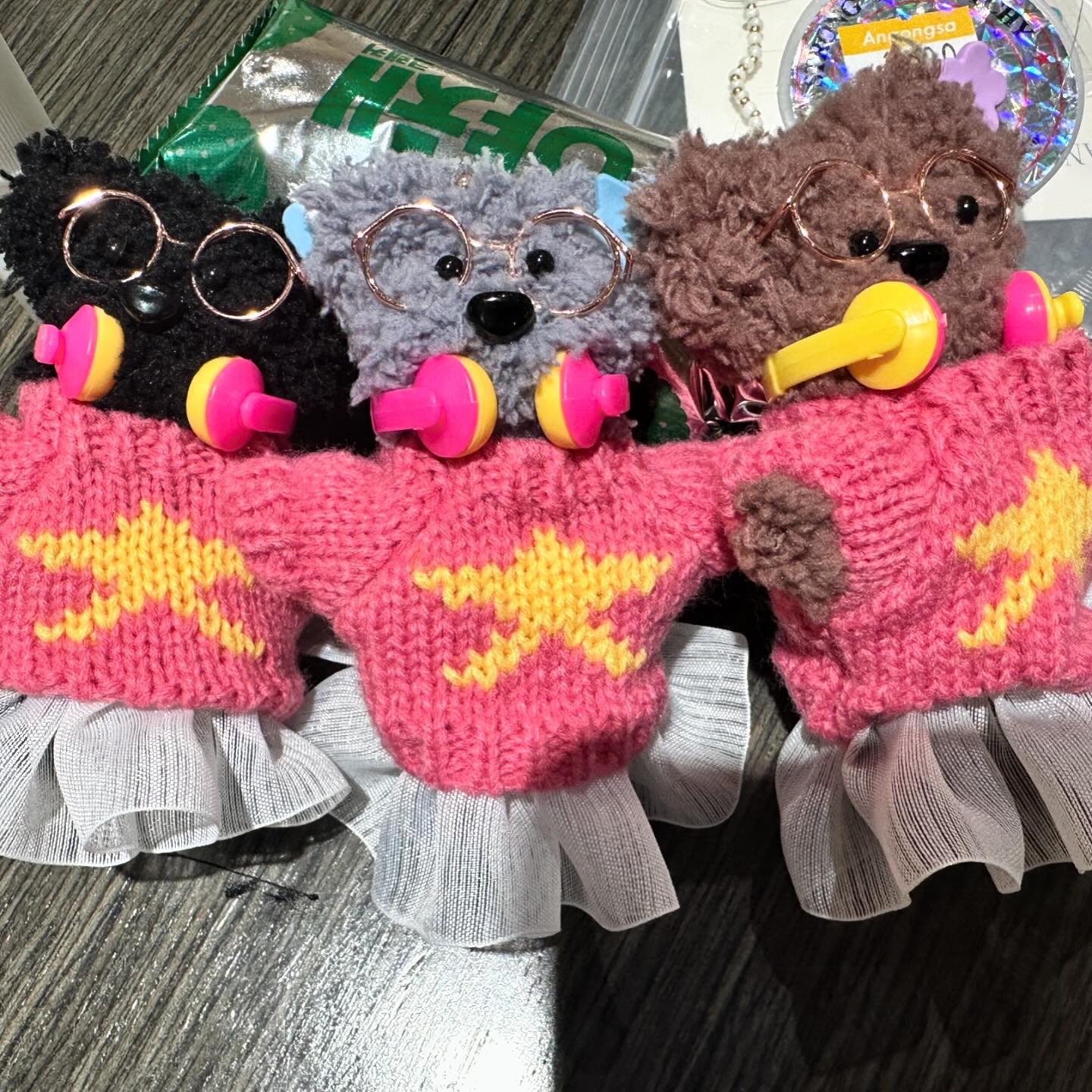 지난 주말 동대문 갔다가 만든 모루인형 🐻
.
요즘 비즈에 빠져버린 그녀들 틈에서 
집가면 손도 안댈걸 아는 나는 
단타에 끝낼 수 있는 모루체험 ㅋㅋ 
.
넘 빨리 끝나서 허무하지만 
눈에보이는 작품 생기니 그래도 한 거 같음 
.
한 번 해봤으니 됐당 ㅋㅋㅋ 
.
.
#주말기록 #모루인형 #귀엽긴해