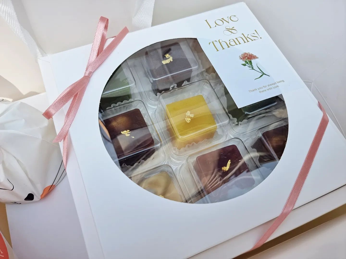 어버이날 양가에 소오다과 양갱, 오란다 세트와 함께 용돈봉투 드리기♡

그냥 봉투만 드리기도 그렇고

꽃이나 화분도 너무 식상했는데

때마침 소오다과에 가정의달 세트가 뙇!!!!!

부랴부랴 전전날 주문하고 픽업^^

친절하신 사장님과 이쁜 카네이션 앙금쿠키까지>_<

봉투와 함께드리니 괜시리 뿌듯♡

시어머님댁은 할머님과 같이 드시라고 양갱으로 선택했구

울엄마네는 아부지랑 어무니가 좋아하시는 오란다로 ㅎㅎ

가정의달 뿐만아니라 평소에 생신때나 특별한 날 드려도 될듯♡

soh_0701

#소오다과 #어버이날 #어버이날선물 #돌잔치답례품 
#부천떡케이크 #연말케이크 #떡케잌 #부천답례품
#답례품#앙금케이크 #옥길동떡케이크 #부천맛집
#역곡떡케이크#앙금쿠키 #party
#bakery #cake #スイーツ #l4l#daily#맞팔 #f4f#lfl #팔로우 #likeforfollow #like4like #좋아요#like #mukbang #dessert