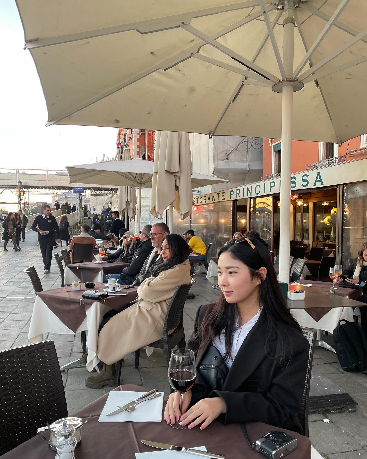 아무 노래도 없는 곳에서 둘만의 감정과 사랑을 나누는 모습이 미치도록 아름다웠다. 시선을 의식하지 않음이 아닌 이상한 시선 따위는 존재하지 않던 유럽이 부럽다.