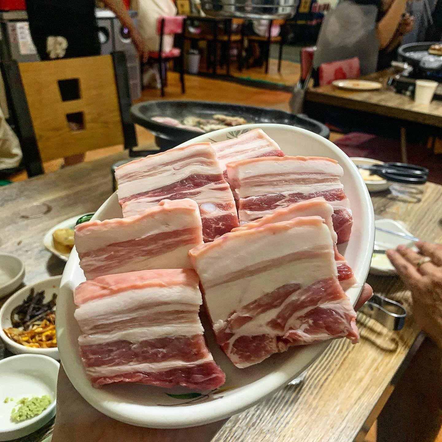 .
[ #부산 _ #두루미 ] [ #내돈내산 ]
-
광안리에 있는 두루미에 다녀왔습니다
웨이팅을 늦게 걸어서
약 3시간을 기다리다가 9시경에 들어갔습니다😭

제일 핫한 오겹살을 먹었는데
고기 미쳤죠🥩🥩
처음에 설명을 자세하게 해주시면서 구워주시는데
진짜 예술이였어요👍🏼👍🏼

가격도 저렴해서 메뉴들을 다 먹어보려고 했는데
너무 배불러서 포기😅

가려고 마음먹었으면 웨이팅을 빨리 걸고 가야할 것 같습니다!
-
#부산맛집 #광안리 #부산광안리 #광안리고기집 #광안리맛집 #오겹살 #제주오겹살 #광안리맛집추천 #고기 #돼지고기