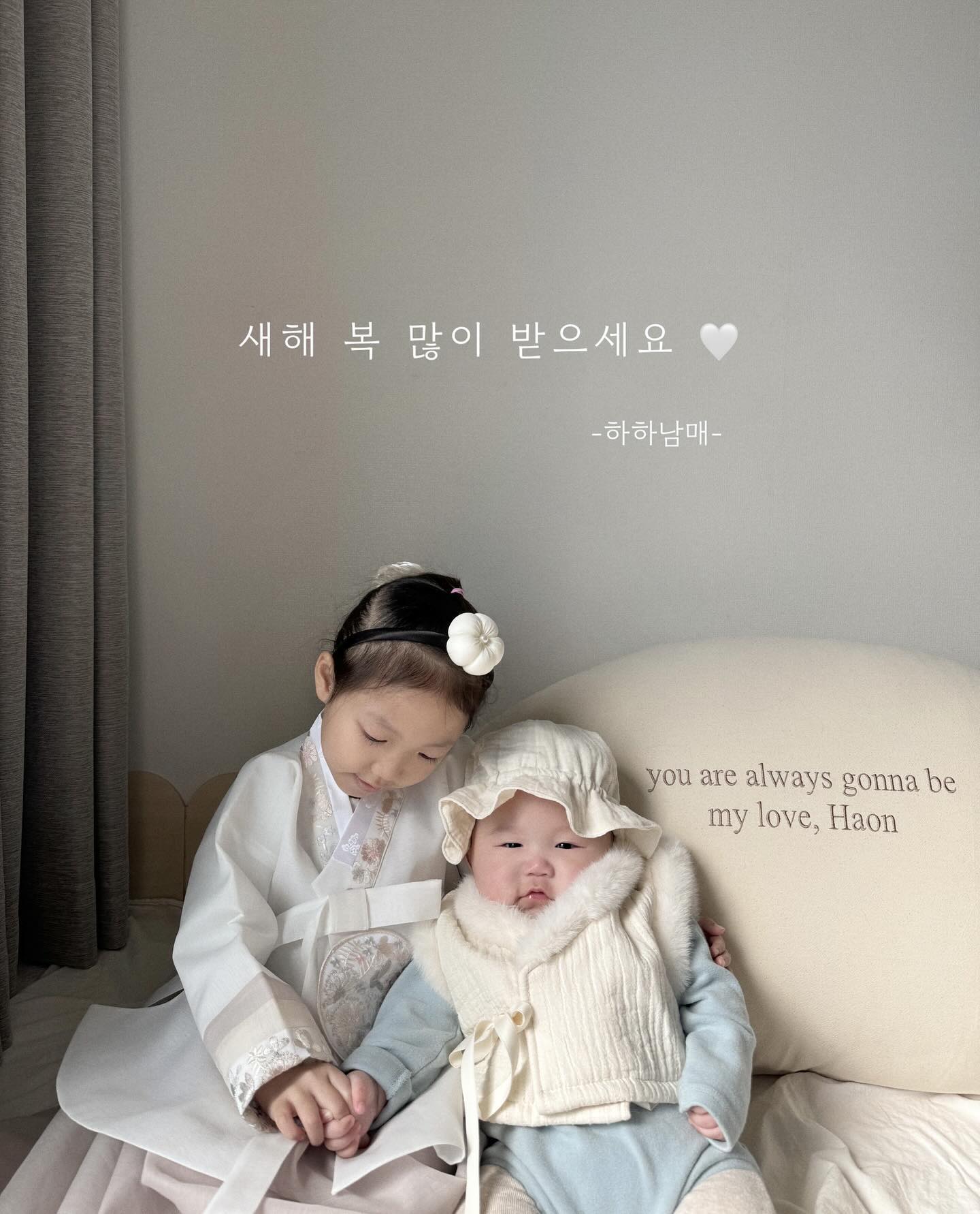 메리 설날 💙🩵

하온이가 누나 얼굴보다 큰거같네 🥴ㅋㅋㅋㅋㅋ