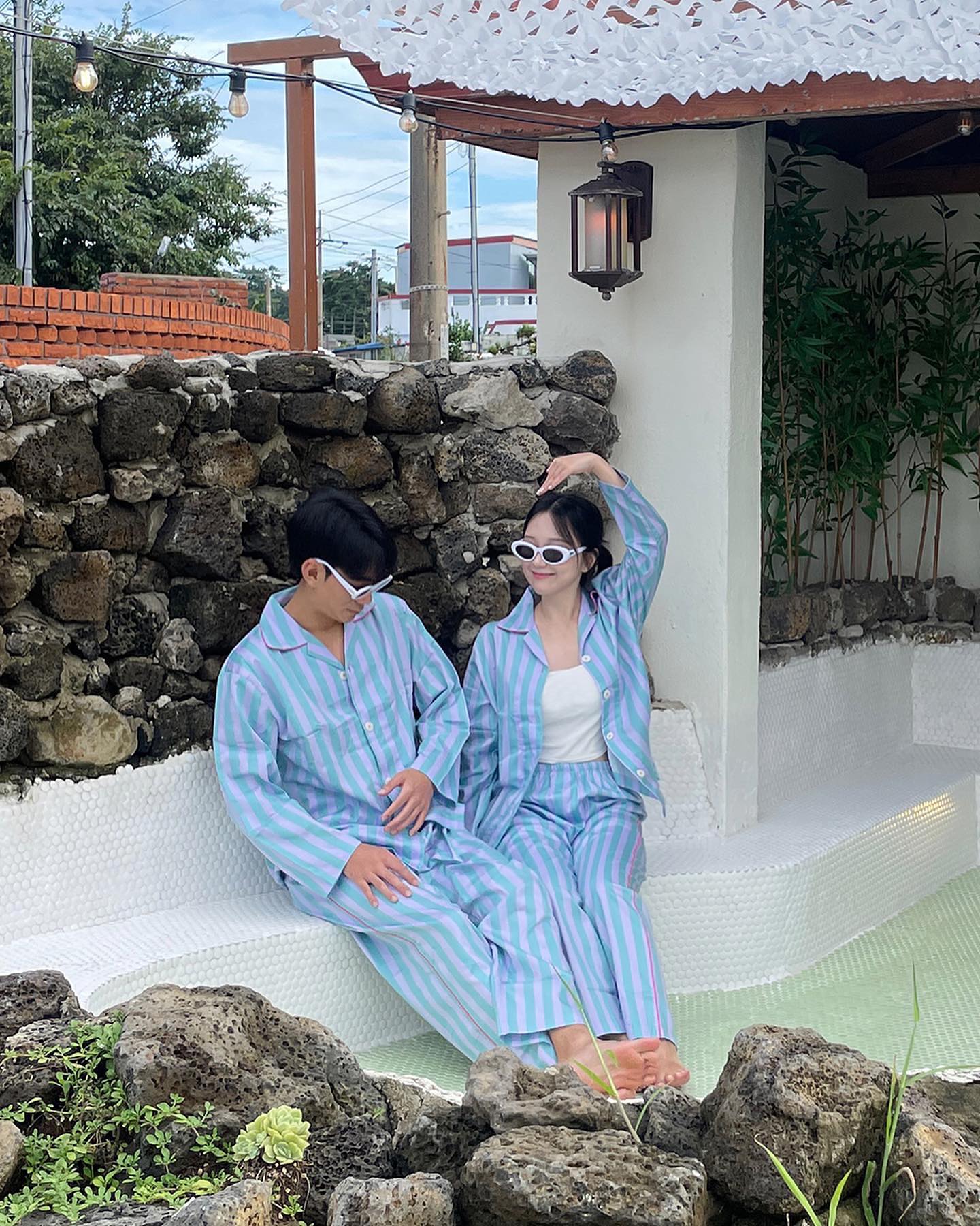 🌴 김녕 바라기 커플에게 안성맞춤이었던 숙소 🩵 

제주에서 가장 좋아하는 동네 김녕에 다녀왔어요 🫶🏻

숙소를 들어서자마자 느껴졌던 쾌적하고 향기로운 첫 인상은 
여행이 끝나고 집으로 돌아가는 순간까지 잊혀지지 않더라구요✨

감성적인 자쿠지 🩵 는 물론이고,
따로 분리되어 있는 주방공간은 더할 나위 없이 매력적이었답니다!

더 자세한 내용은 피드 첫번째 릴스에서 확인 가능하세요 🍀

🏡 제주 김녕1236 jeju_de_luang 
▪️제주시 구좌읍 김녕로17길 20-1
▫️체크인 16:00 체크아웃 11:00
 - 상황에 따라 체크인, 아웃 시간 호스트님과 조절 가능
▫️침대 2, 화장실 2, 야외 자쿠지, 별도 다이닝룸, 마당
▫️입욕솔트 제공, 다이슨 헤어드라이기, 캠프 파이어 및 바베큐, 빔프로젝트, 세라젬 안마의자, 레트로 오디오
▫️따끈따끈 꽃차, 가볍게 마시기 좋은 레드와인
▫️기준 인원 4인

🪄숙박권을 제공받아 방문하였습니다.

#숙소추천 #제주숙소 #제주도숙소 #김녕숙소 #김녕1236 #감성숙소 #콩지커플_숙소