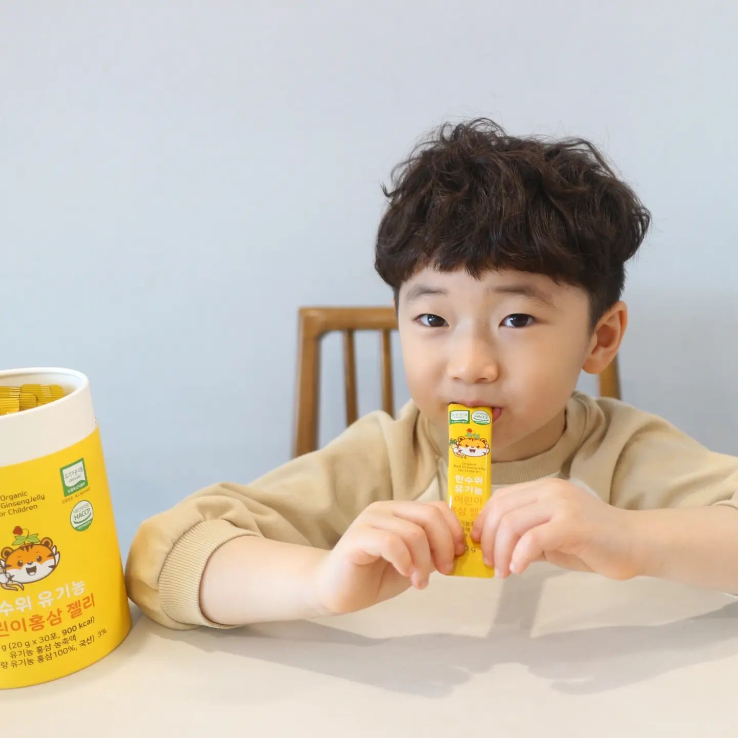 #협찬이지만_진짜맛있는홍삼젤리추천
유효성분이 더 많이 들어있는 👉유기농홍삼👈으로 만든 어린이젤리
양지홍삼 한수위 유기농어린이홍삼 젤리🫶

홍삼 좋은건 다 알지만 입 까다로운 아이들 건강식품 맛 조금이라도 없으면 안먹잖아요?? 
 한수위 어린이홍삼젤리는 블루베리🫐 농축액이 아닌 저온착즙한 블루베리 원액이 들어있다고! 아이들이 잘먹는다고 해서 저도 한번 먹여봤어요. 
아이 먹이기 전 저 부터 한개 먹어봤는데.. 태어나서 이렇게 맛있는 홍삼젤리는 처음!💜
새콤달콤 탱글한 블루베리젤리 맛이랍니다.. 

넘 맛나서 더 먹고 싶은데 이 좋은거 애들한테 양보해야쥬! 

7살 어린이도 3살 아기 둘다 한입 먹더니 허겁지겁 젤리 한봉지를 먹어치웁니다.

그리고는 더 달라고 하네요~?

하루에 한포~두포까지는 먹여도 되서 두포 줬는데 더 먹고 싶어서 난리ㅋㅋㅋ 
너무 맛있고 건강한 유기농 홍삼젤리로 아이들 면역 관리해줘야겠어요 🥰

#유기농어린이홍삼젤리 #어린이홍삼스틱 #유기농홍삼 #아이홍삼스틱 #키즈홍삼 #아기홍삼 #유기농홍삼젤리 #어린이건강식품 #어린이건강간식 #어린이영양간식