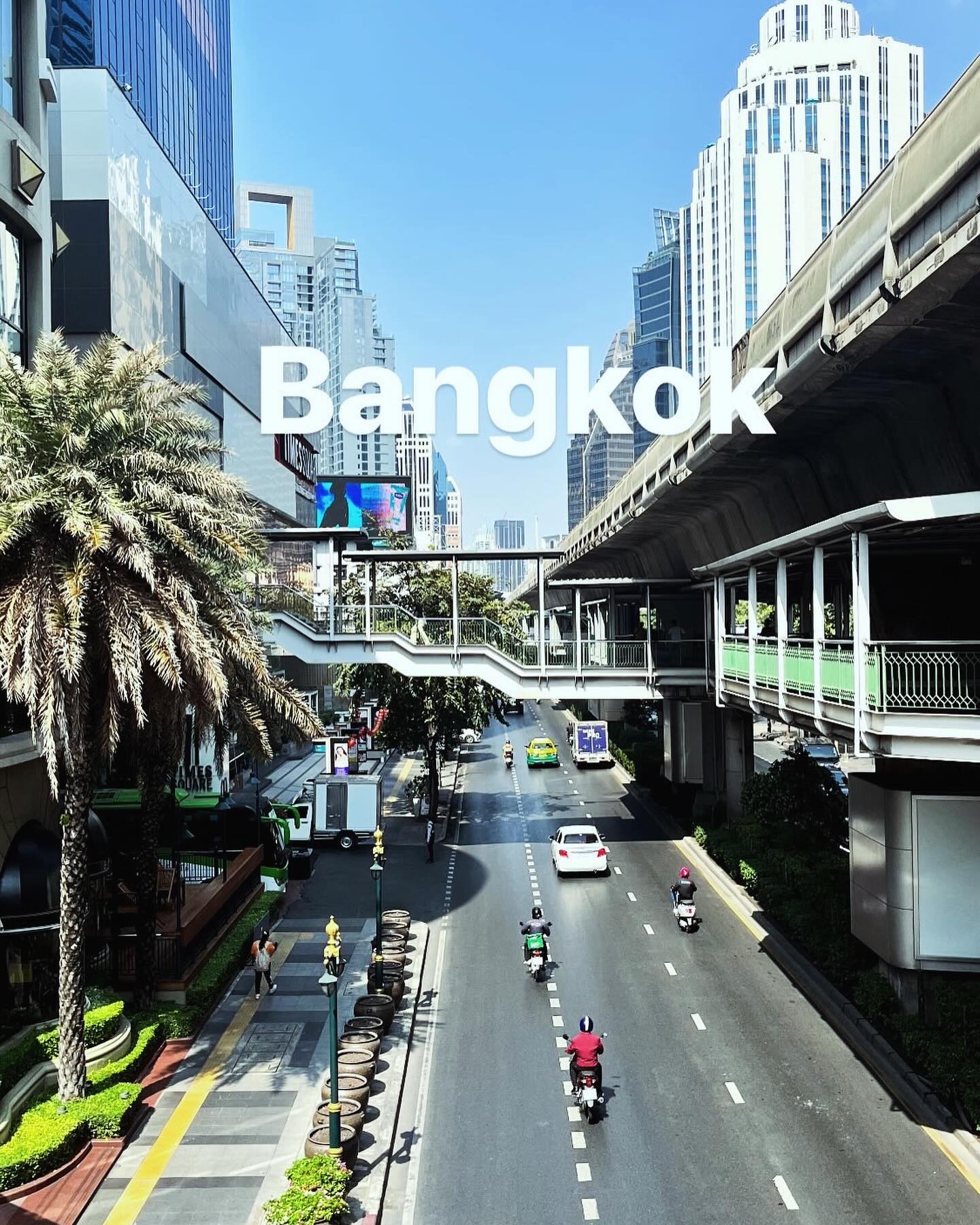 #Bangkok
#thiland🇹🇭🇹🇭🇹🇭🇹🇭
#travel #withfriends
평생 잊지 못할 추억 하나 만들었네,
나는 여행이 너무 좋다
현실이라는 세계에 갇혀 있다가
잠시 꿈꾸고 온듯한
설레임을 주는 여행
내가 좋아하는 여행을
만나면 시끌시끌 웃음이 끊이지 않는
친구들과 함께하다니,
여행 계획을 짤때만 해도
잘 할수 있을까 걱정했지만
벌써 과거가 되어버렸네
ㅎㅎㅎ
잠시 엄마가 아닌
오직 나만 돌보는 시간을 가질 수 있어
좋았다!
엄마가 너무 보고싶었다고 말해주는 우래기
든이랑
든이랑 바쁘게 놀아준 남편님
너무 고맙습니다
(꾸벅)
그리고 thanks to ㅊㅁㄴ
ㅋㅋㅋㅋㅋㅋㅋㅋ
#방콕 #방콕여행 #태국여행 #차트리움리버사이드 #쉐라톤그랜드스쿰빗 #아이콘시암 #태국야시장 #쩻페어 #랭쌥 #망고스티키라이스🍋🍚