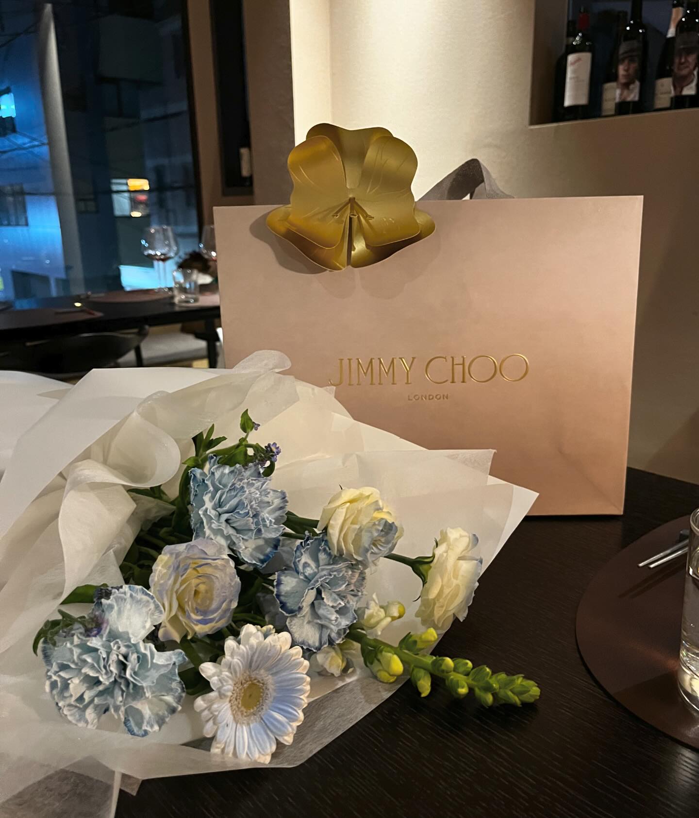 나도 평생 잘할게요…🫶🏻💓
갖고싶던 웨딩슈즈 깜짝 선물도 전부 고마워어 
ricky2759
#jimmychoo #seada100 
#weddingshoes #300days