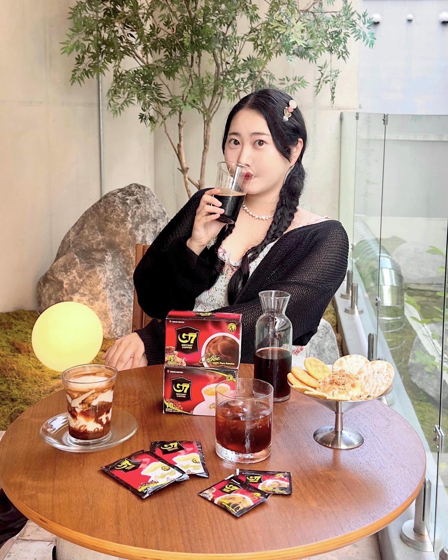 #광고 g7coffee_korea
연간 20만톤 이상 생산 전세계 100개국 
이상에서 판매 중인 아시아 1위 전세계 2위 
원두 생산지 ☕️ 베트남 NO.1 커피 유명한 
G7커피와 시원한 여름 보내기 ! 😎🏝️⛱️

차가운 물에도 잘 녹는 퓨어블랙 커피와 
얼음물만 있으면 언제 어디서든 시원한 
블랙 커피를 ☕️+🧊 마실 수 있어요! 

찬 물에 잘 녹지 않는 일반 믹스커피와 
달리 찬 물 에서도 잘 녹고 얼음이 녹아도 
그 자체로 진하게 유지되는 퓨어블랙 커피는 
아이스 커피의 정석이라 무더운 날씨에 딱이죠

우유와 함께 3 in 1을 잘 녹여서 아이스큐브에 
얼린 다음 바닐라아이스크림 올려서 나만의 
커피빙수 레시피도 만들어 보고~! 🍨+☕️

에너지 커피로 유명한 G7커피는 원두를 볶는 
과정에서 특별한 자연의 에너지를 흡수해 커피를 
마시면 그 에너지가 내면에 온전히 전달된다고 
하는데, 커피 본연의 맛과 향을 보존하여 더 
부드럽고 진한 커피를 ☕️ 즐길 수 있답니다!! 

진하고 구수하고 맛있기까지 한 G7커피는 
네이버 스마트 스토어에서 만나보세요~😊 

#G7커피 #쭝웬레전드 #베트남커피G7 
#베트남커피 #믹스커피 #아이스커피 
#커피추천 #믹스커피추천 #홈카페