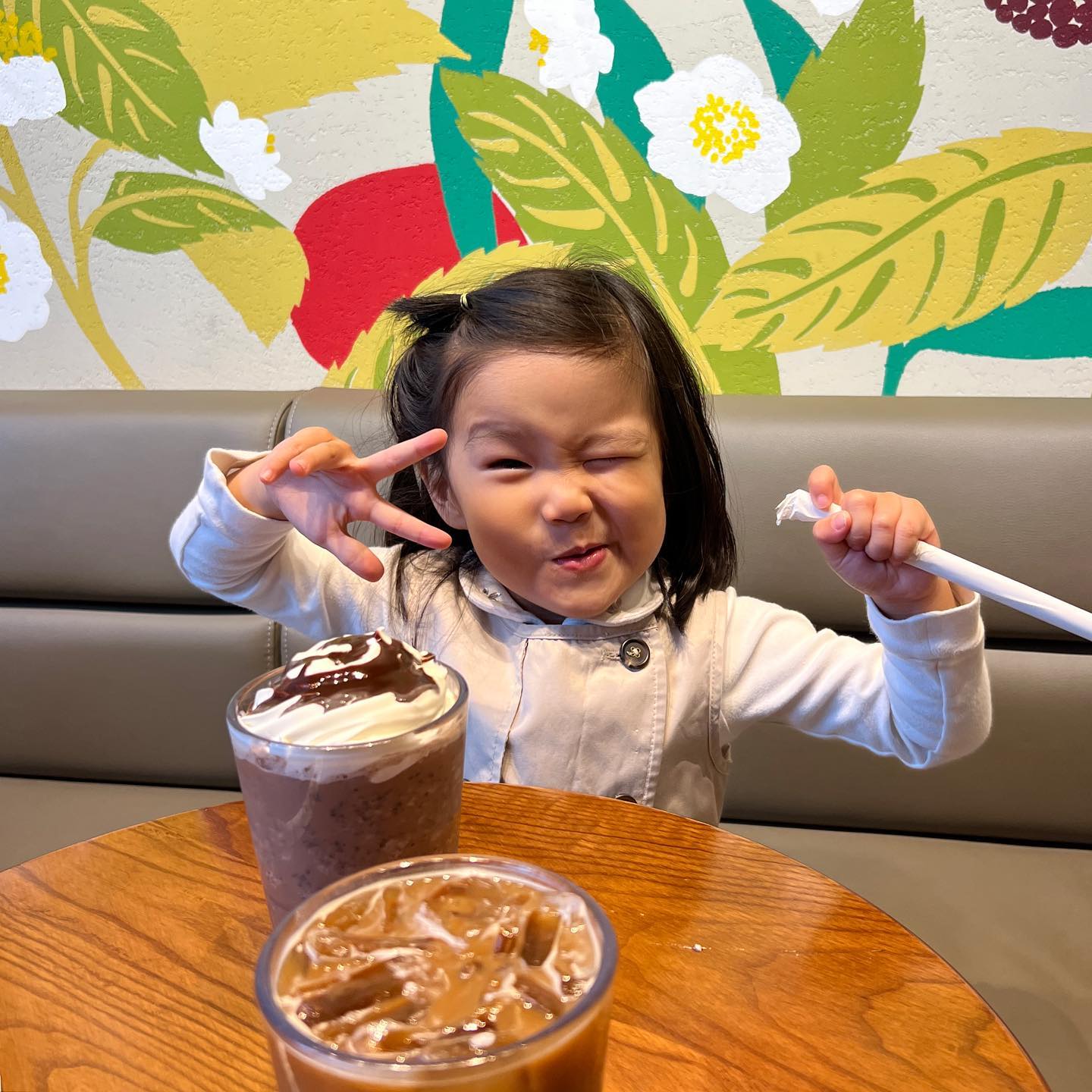 서아빠 기다리며 둘이 데이튜🤍
진짜 먹고싶었던 #스타벅스 
#돌체라떼아이스 ☕️진짜 햅삐,,, 떠아는 #초콜릿칩프라푸치노 🍫
