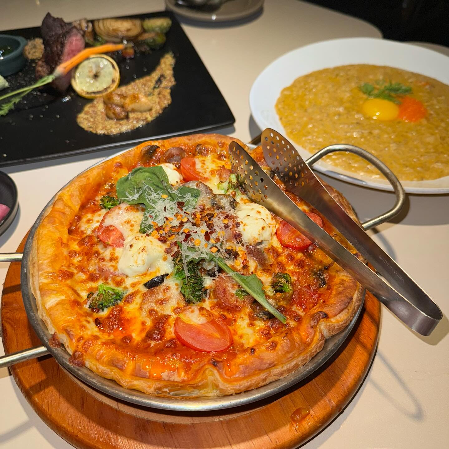 대구 범어동에 위치한 신상 양식 맛집 ‘파스팅’ 🍝
파스팅에 오면 꼭 먹어봐야할 메뉴인 ‘파스타피자’는
얇은 도우 위에 파스타를 얹고 그 위에 치즈로 덮은 피자인데
비주얼 부터 침 고이게 만드는..🤤
도우+파스타+치즈 조합은 맛있을 수 밖에 없는 조합‼️
두번째 추천할 메뉴 ’게살크림리조또‘는
꾸덕한 크림과 게장이 특유의 감칠맛을 내고 오독한 식감의
보리 리조또 인데요, 먹어본 리조또 중 1등이라 자부할만한 맛👍👍
그리고 식전에 양송이 스프는 입맛을 돋구어주고
후식으로 주신 레몬 샤베트도 상콤하고 깔끔하게
식사를 끝내기에 아주 좋았음💜
식전 스프와 음식들 마지막 후식까지 뭐 하나
부족한게 없이 맛있었던 ‘파스팅’
아늑한 분위기에 가족식사,데이트코스로도 너무너무 추천!!!💝
@@야 데이트코스로 여기어때??
📍대구 수성구 달구벌대로 495길 22 1층
🕰️ 11:00-21:30 라스트오더 21:00
브레이크타임 15:00-16:30
#대구맛집 #범어동맛집 #대구양식 #대구양식맛집추천 #대구데이트 #대구파스타 #파스팅 #리조또맛집 #파스타맛집