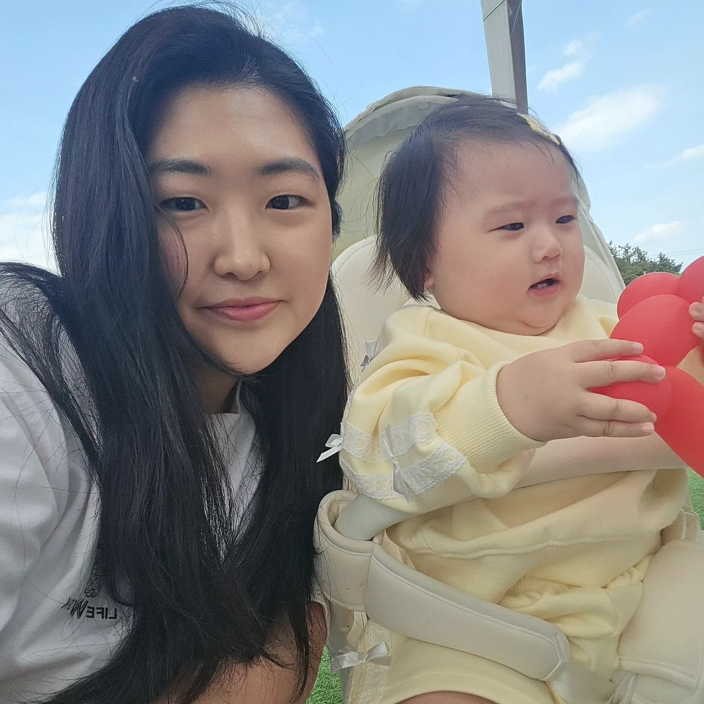 병원생활 일주일 갇혀 있다가 탈출한 기념으로다가
커플옷 사진찍어줄겸 야외에서 커피한잔하기☕️

날씨 왜이렇게 덥냐구,,,😭

# 비협조적인 둘찌