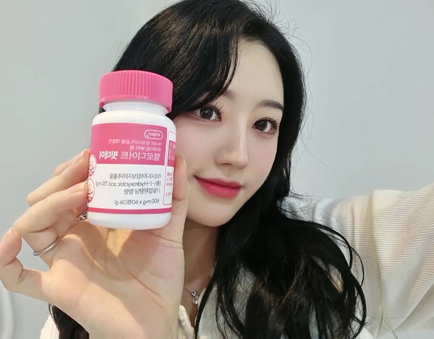 🩷 헬로디어트 🩷 #협찬 
.
모임과 술자리가 많아지는 연말!! 하루 2번 섭취로 간편한 헬로디어트 도움 받아서 건강하게 2024년 맞이하실분 👍
.
👉알약이 크지 않아 목넘김이 쉽고 하루 2번 섭취라서 간편
.
👉약사와 한의사 공동 개발및 GMP 인증 안전 시설에서 제조
.
👉식약처인정 기능성 원료 사용 뿐만 아니라 프리미엄 가르시니아 추출물이 들어가 있는 헬로디어트
.
🫧밥, 빵, 면 ㅇ 과도한 탄수화물 섭취가 걱정이시라면 추천드립니다
.
🫧데이트, 모임, 회식 등 자리를 피할 수 없는 정체기 다이어터분들 역시 추천드립니다 !!
.
💓식이 조절과 운동까지 병행하면 효과 더욱더 좋아지니 보조제 도움 필요하신 분들 헬로디어트 하세요💓
.
.
.
#헬로디어트 #핏데이 #다이어트 #다이어트보조제 #가르시니아 #다이어트그램 #몸스타 #헬스타 #헬짱 #헬린이 #다이어터 #탄수화물 #다이어트일기 #다이어트소통 #다이어트기록 #소통 #인친 #운동하는남자