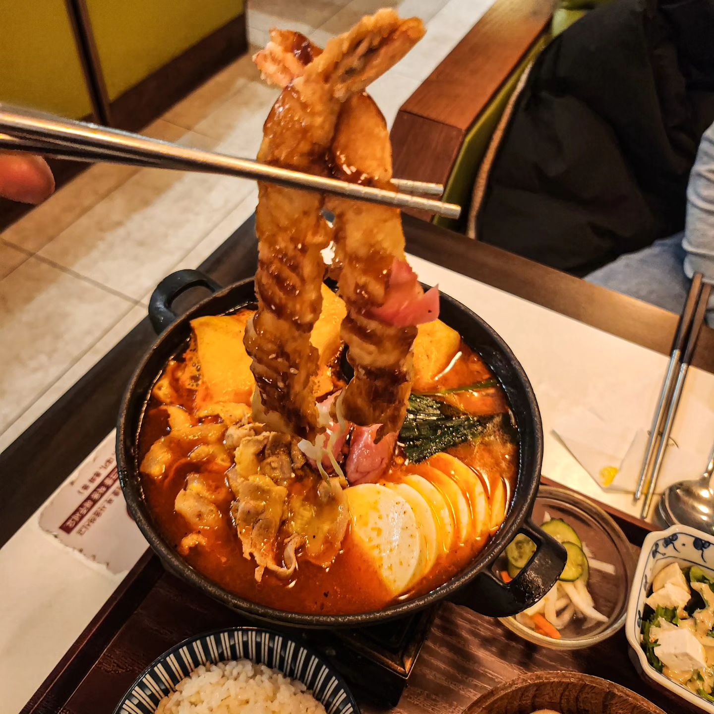 #협찬 서울 강남구 압구정 온기정 

-일본 가정식 온기정 음식점!!
(온기정: 따뜻한 정이 오고가는 밥집) 

-나베정식은 우동을 넣어 끓여먹는 일본식 전골 정식!
(먹을때까지 따뜻하게 먹을 수 있고, 다양한 토핑과 면과 밥으로 구성됨) 

-벤또정식은 튀김과 다양한 재료를 일본식 도시락에 담아 낸 정식! 
(샐러드부터 튀김까지, 간편하면서 푸짐한 1인 정식)

*온기정*
매운 명란 순두부 나베정식(₩16,000)
연어 벤또 정식(₩18,000)

우삼겹,명란,순두부를 매컴하게 끓여낸 전골에 우동을 넣어 끓여먹는 나베정식
(나무 쟁반에 차랴진 밥과 반찬, 화력좋은 고체연료가 장착된 화로까지 더해져 좀더 깍듯한 정찬의 느낌!) 

-뜨끈뜨끈하고 매콤한 국물 보들 쫄깃한 우동면  추운 겨울날씨에 딱 어울리는 메뉴!!
(순두부 찌개 연상케 하기도 함) 

-칼칼하고 개운한 국물! 고기는 불맛이 나서 야들야들하고 익은 명란은 짭쪼름해서 밥도둑!! 

연어벤또정식
-생연어 & 연어장 두가지 맛을 느낄수 있고 덴뿌라,계란장을 미니샐러드와 함께 먹을수있어욤 

-튀김은 얇고 바삭바삭 한 새우튀김+ 통통한 연어 + 특제소스(+와사비) =질리지 않고 자꾸 생각나게하는 맛도리!!

-새우튀김 사랑 사랑 !! 🍤 🦐 
*****
맛: 😍
청결: 😍
친절: 😃
가격: 😃
재방문의사: 😍 

📍주소 : 서울 강남구 압구정로4길 13-9 1층 온기정
📍영업시간: 11:30 ~21:30
📍브레이크타임: 16:00 ~ 17:00
📍휴무일: 없음
📍주차장: 주차 가능 ,배달,포장
☎️전화번호: 02-545-7940

onkijung_
#온기정 #가로수길맛집 #신사동맛집 #신사역맛집 #압구정맛집 #강남맛집추천
#맛없없 #텐동맛집 #나베정식#벤또정식 
#신사#매운명란순두부나베우동 #연어벤또
#정식#압구정#신사동#연어 #순두부나베#새우튀김
#먹플루언서3기 #lifestyle #eat #먹스타 #맛집 #맛집투어