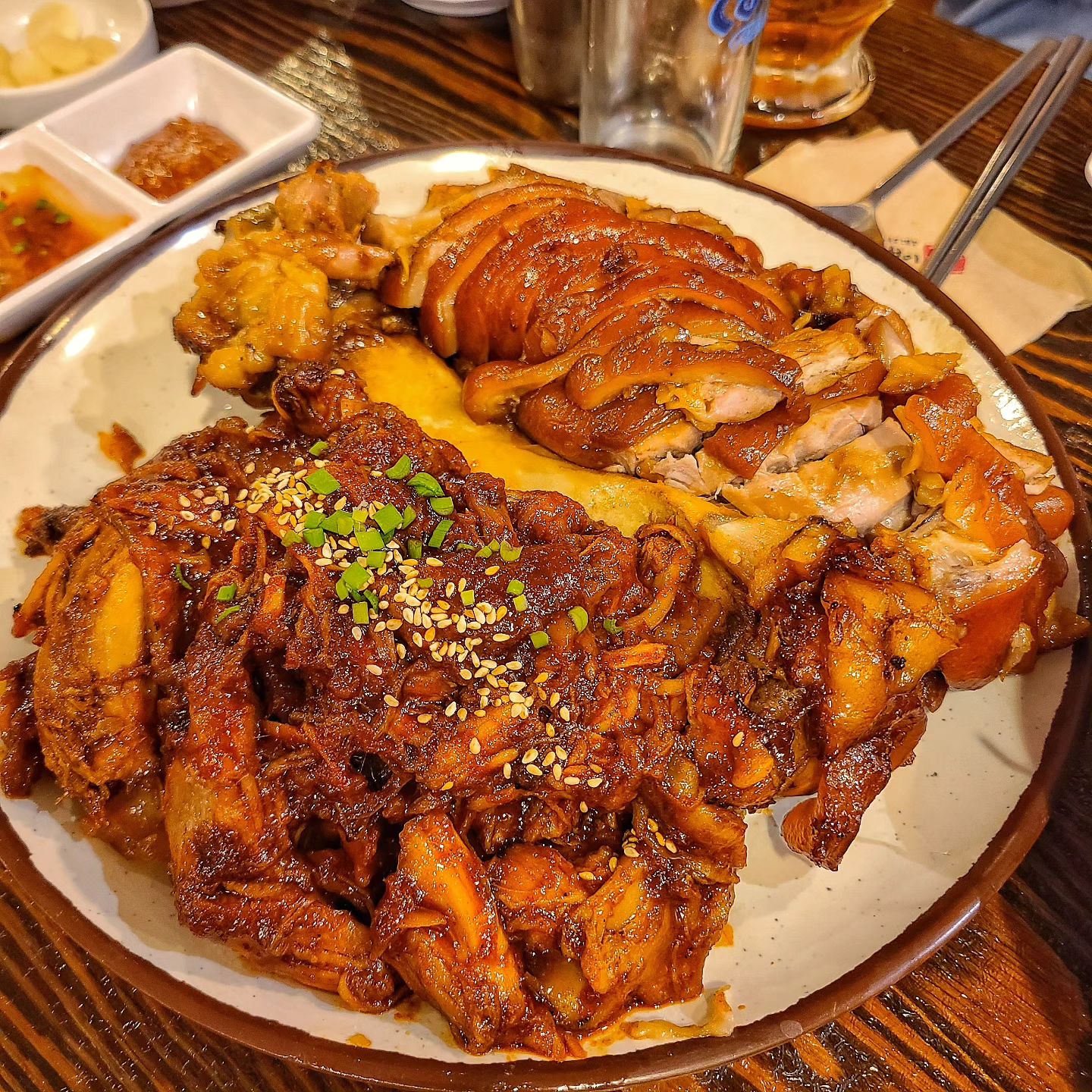 .
회기왕족발 이후
족발 맛있는곳 오랜만이네
되게 부드럽구만
육식파라
2차 초장집에서 만취
.
.
.
#선릉맛집#뽕나무쟁이#초장집
#족발#먹팔맞팔#족발맛집#선릉족발