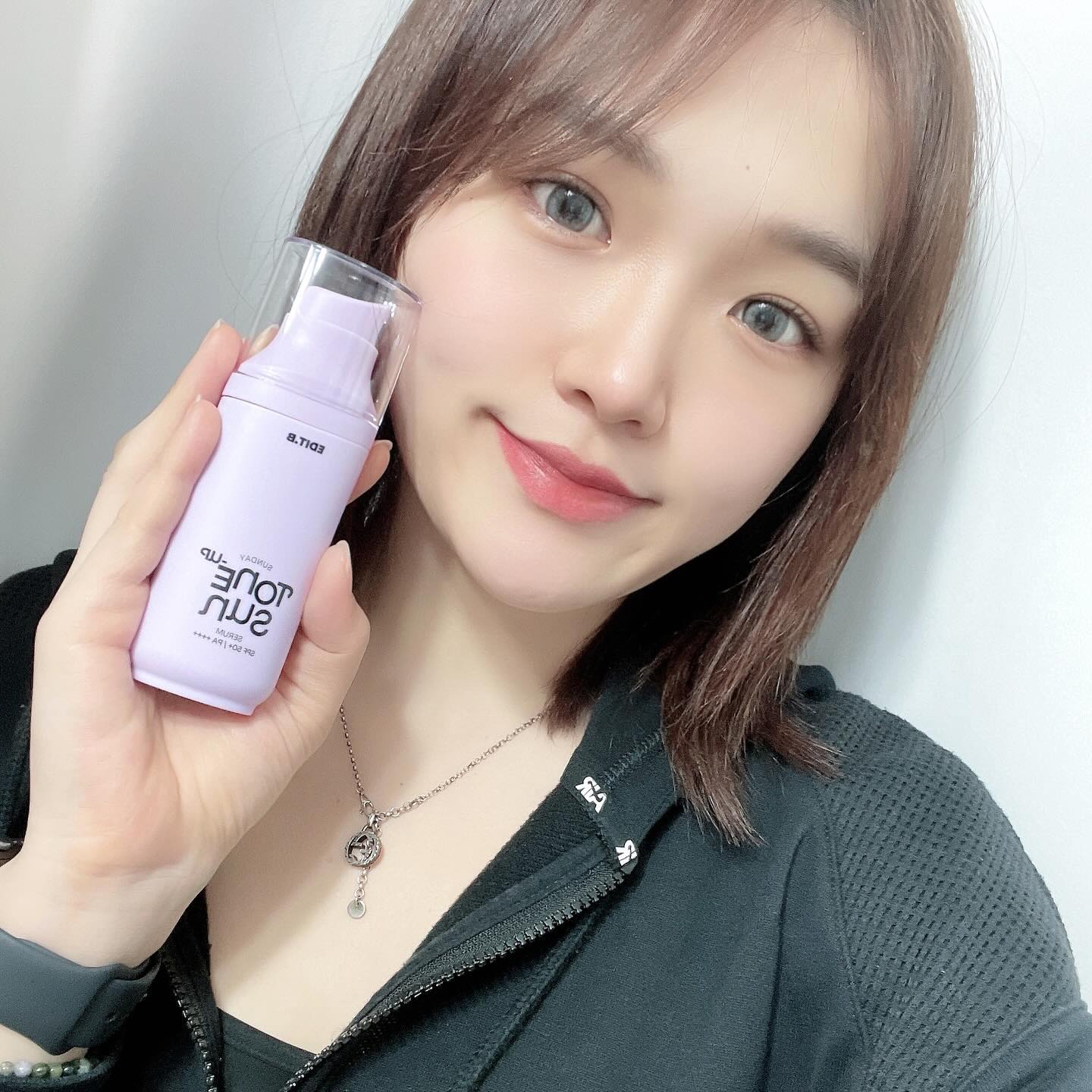 #협찬
⠀
칙칙한 피부톤에서 자연스럽게 수분광채와 꿀광의 톤업을 원한다면!
[에딧비 선데이톤업 선 세럼] 추천해요💗
⠀
고함량 수분 세럼 캡슐이 톡 터지며 압도적인 수분감을 느낄 수 있는 톤업 크림은 처음이어서 좋았구
⠀
프라이머, 톤업, 자외선 차단을 한번에 할 수 있는 올인원 제품이라 출근, 운동할때 슥 바르고 나가기 너무 편했어요👍
⠀
자외선차단,피부미백, 주름개선까지 3중기능성으로
피부자극 테스트 완료에 민감성 피부도 안심하고 사용할 수 있어 더욱 믿음직하답니다🥰
⠀
귀여운 패키지와 토끼 심볼이 사용할때마다 괜히 기분이 좋아지더라구요💜💜
⠀
⠀
⠀
⠀
⠀
⠀
⠀
⠀
#에딧비 #톤업선크림 #선세럼 #보라선크림 #저자극선크림 #선크림추천 #선크림 #메이크업베이스 #프라미어 #수분선크림 #선케어 #올인원 #톤업크림 #톤업선크림추천 #톤업크림추천 #자외선차단 #화장품추천 #cosmetics #skincar #kbeauty #beauty
#daily #selca #selfie #데일리 #데일리코디 #오오티디 #ootd #셀카그램
