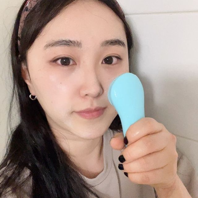 깜미의하루 on Instagram: "#광고 #찐으로 #진짜미쳤어 🤪

30살 깜미쓰🤓 #내나이가어때서
그동안 손으로만 세안한 나에게 
이 기회를 통해 사과해야겠어요🤍

🫧멜리언스 실리콘 진동클렌저🫧
💗핑크🌈블루💙 

두 컬러인데 💗핑크💗가 
원래 제 취향이지만 
이번은 깨끗하고 맑게 자신있게
 느낌을 받고싶어 💙블루💙로
선택했는데 역시나 
예쁜 스카이블루가 
넘 맘에 들었어요🤍🤍🤍

수동 브러쉬 클렌저는 
이전에 사용해봤는데 
만족도가 떨어지면서 사용 횟수가 
점점 떨어지게 되더라구요

하지만
[멜리언스] 실리콘 진동클렌저는
확실히 다르다고  느껴
퇴근 후 클렌징할때마다
자꾸 손이 가더라니깐요♥️🥺

[멜리언스] 실리콘 진동클렌저는
진동클렌저이면서 온열기능까지🌈
갖춰진 만능 클렌저란 사실🌼

전원 버튼을 꾸욱 눌렀다  떼면서
진동과 온열을 반복해 
사용할 수 있답니다!

저는 모공을 열어주기위해
온열기능 사용 후 진동기능을 사용해
2가지 기능 모두를 사용해 깨끗하게 클렌징을 해주고 있는데💙

남편이 요즘따라 화장한 얼굴보다 맨얼굴에서 광난다며 피부톤이 밝아진 것 같다며 자기도 하겠다 달려들었단 사실 이제서야 말씀드리네요
휴😂 

그리고
제가 사용전에 걱정했던건
욕실에서 사용하고
물,클렌징폼 세안이라
사용중에도 세안 끝난 뒤 제품을 깨끗하게 닦아 보관할때도 물이 항상 제품에 닿게 되는데,,이거 정말 괜찮은걸까?걱정했는데 진짜진짜 괜찮더라구요 이건 IPX7 방수등급으로 샤워중에도 이용 가능한 제품이라 물 닿을까 걱정말고 마구마구 욕실에서 사용해주세요🫧

이제 맨손 세안 안녕하고
멜리언스 실리콘 진동클렌저로
깨끗하게 세안해볼까요?🥳

#멜리언스#진동클렌저#진동클렌저추천#스킨케어#피부관리#클렌징#클렌징폼 #피부 #내피부는소중하니까 #관리 #마사지 #온열 #클렌징 #화장품 #세안 #쌩얼 #쌩얼주의 #맑음 #봄 #클렌저"