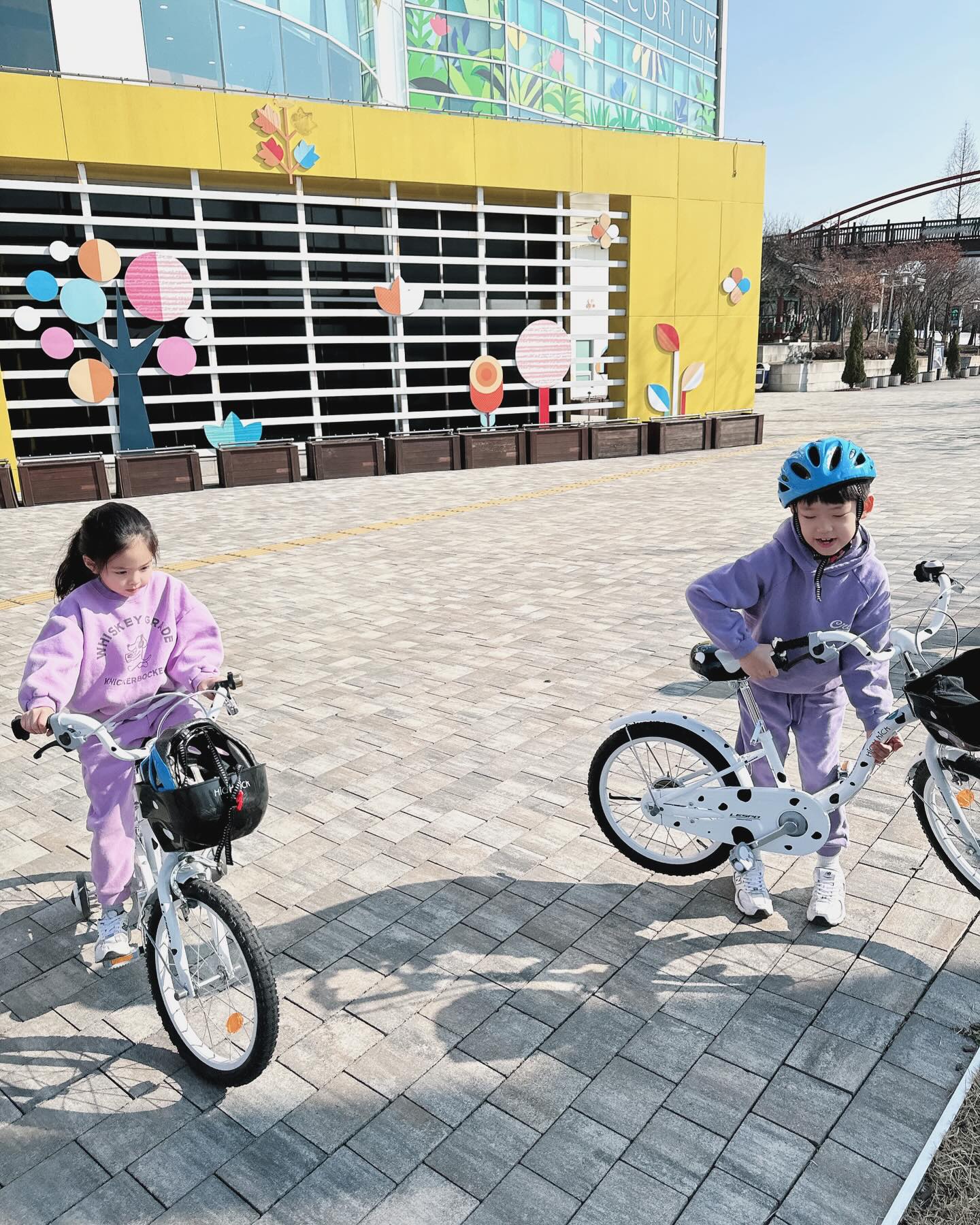 지난주말 울애기들 마이 신났었지
이번주 애들 방학이라 시댁가고
남표니랑 단둘이 하루종일 집콕하는데
입꼬리가 자꾸 올라간다
얘두라 엄마가 마니 보고싶어🤣🤪