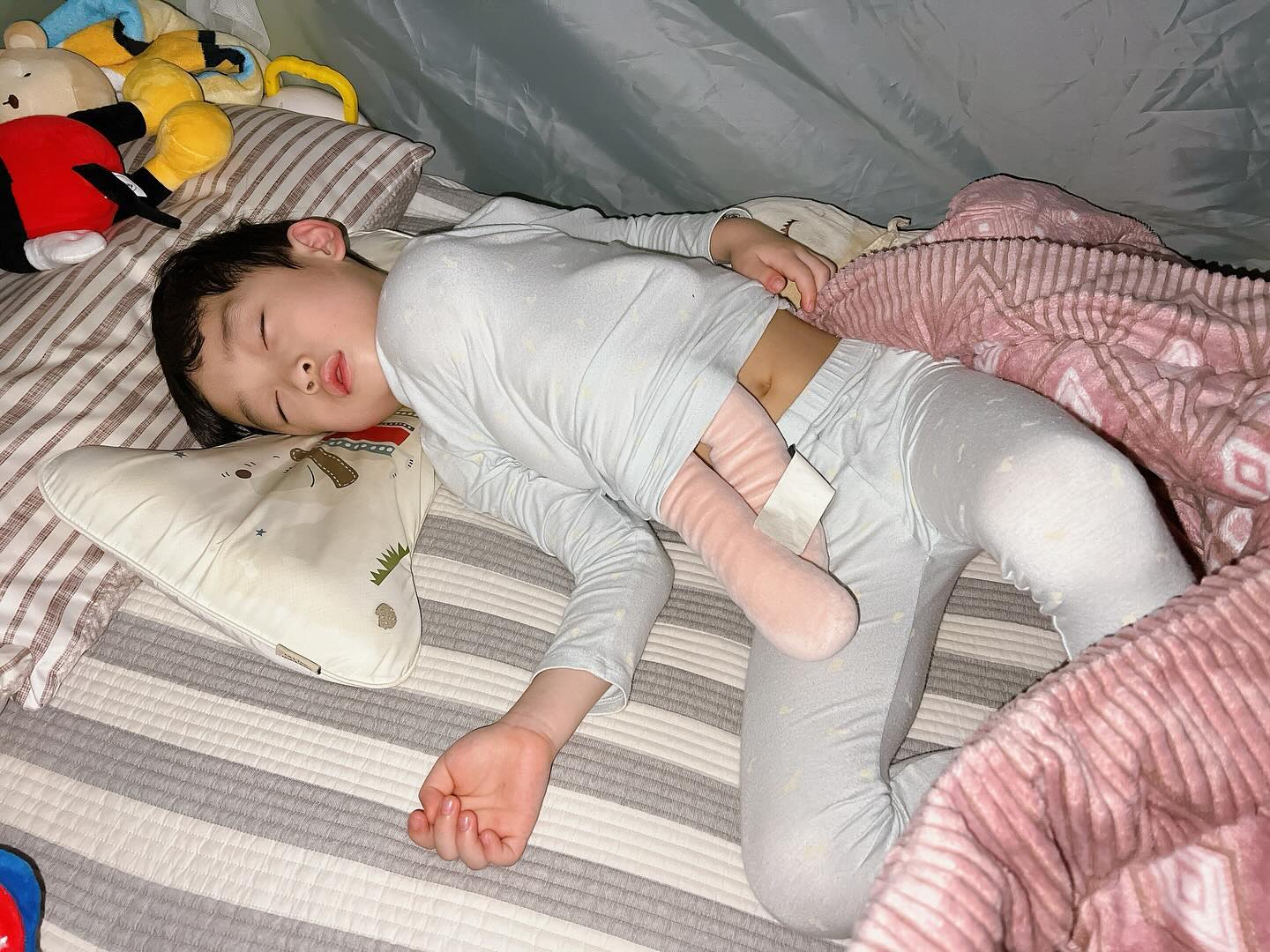 ⠀
아침에 일어났는데 유난히 배가 뚱뚱해보여서 이불 걷어보니 옷안에 인형을 넣고 자고있네요🤦🏻‍♀️
옷 내려 놓으면 다시 올리고 내려 놓으면 다시 올리고..
자기 자리에 눕혀두면 내자리에 와있고를 반복!!
잠꼬대에 이도 갈고 😂😂
자는것도 평범하지가 않아요~

#부산#부산맘#동래맘#아들맘#개띠맘#육아#육아스타그램#육아일상#자는게제일이뻐#사랑스러운아들#잠꼬대#이갈이#애착인형부자#딸같은아들
⠀