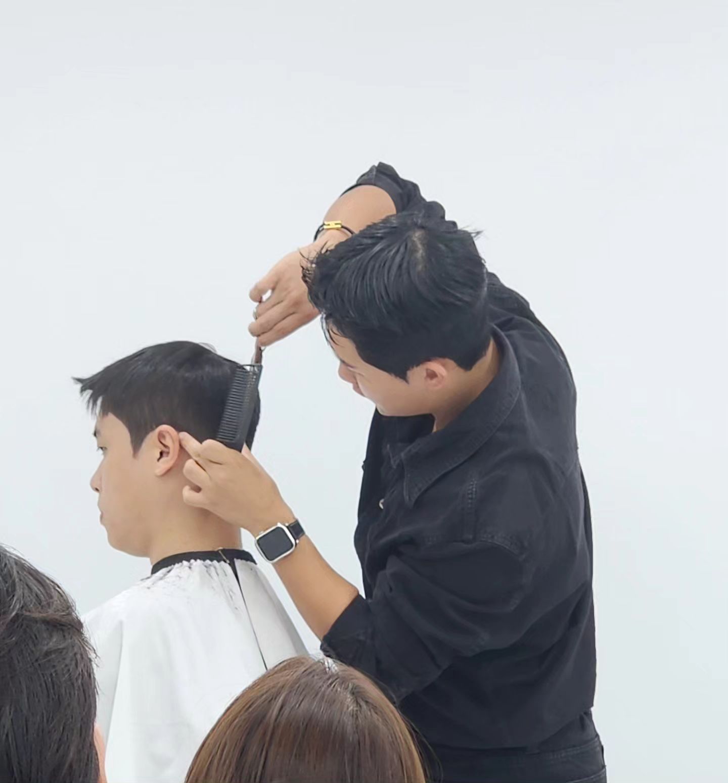 남자 커트는 항상 잘라 왔던대로 자르면서도 새로운 스타일을 권유 할 때 부족함을 느꼈던 찰나, 드랍컷 교육을 다녀왔다

직접 해보는게 아니라 내가 잘 담아 올 수 있을까 걱정했는데 진짜 머리에 쏙쏙 들어오게 재밌게 설명 해주셔서 좋은 교육이 되었다

사실 드랍컷을 해 볼 기회가 많지 않다 목동에서 페이드 스타일을 찾기가 아주 아주 어렵다.. 그게 요즘 나의 고민,, 목동을 떠나지 않고 내가 원하는 걸 다 하고싶다! 오늘도 조금씩 성장해본닷

교육은 운동과 같아.. 가기 전까지는 그렇게 가기 힘들고 나는 왜 아침부터 이러고 있나 싶다가도 가서 배우면 그렇게 재밌을 수가 없다;)

교육 영상 찍느라 1시간은 벌 서듯이 팔 올리고 있었다.. 다음엔 두 시간 전에 나와야 할까..?