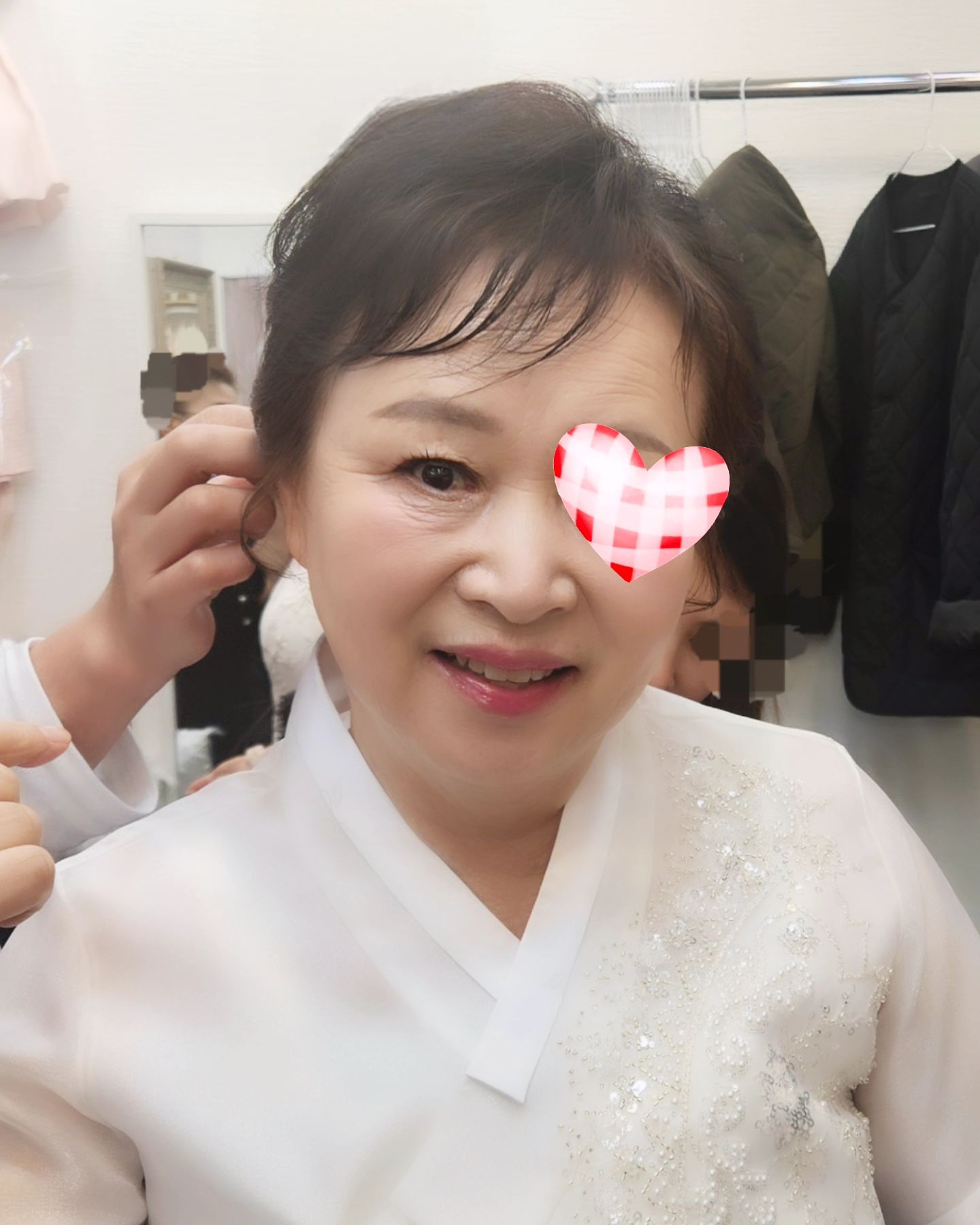 오늘은 인계동  민*샵 오랜만에
아드님 결혼식 혼주고객님 

입술 엄청 건조하시고 각질이 많으셔서 
신경써서 입술케어 해드리고 촉촉 마무으리🩷
신랑신부님도 전부 미남미녀

아드님도 제가 해드렸네요 그러고보니..
사진은 없지만 😆
축하드려요❤️ 

메이크업 데이~♡

#출장헤어메이크업 
#수원출장메이크업 
#영통메이크업 
#화서동메이크업 #오전동메이크업
#성복동출장메이크업 #성복동메이크업
#천천동출장메이크업 #상현동메이크업
#수원출장메이크업 #북수원출장메이크업 
#광교출장메이크업 #수원프로필메이크업 
#의왕출장메이크업 #매탄동출장메이크업
#수원혼주메이크업 #수원면접메이크업 
#수원돌잔치메이크업 #천천동출장메이크업
 #율전동출장메이크업
#파장동메이크업 #조원동출장메이크업
#송죽동출장메이크업 #영화동출장메이크업
#수원역출장메이크업 #호매실출장메이크업
#용인출장메이크업 #화성출장메이크업
 #기흥출장메이크업