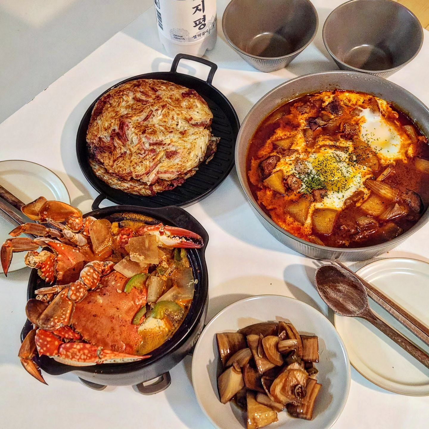 토욜 저녁 푸짐하게 집밥에 막걸리❤️
⠀
⠀
밥 차리다보면 정신없고
허리도 다리도 아픈거 같은데
⠀
우리집 김씨들이
잘 먹어주면 그저 그게 행복😊
⠀
⠀
#옞테이블 #집밥