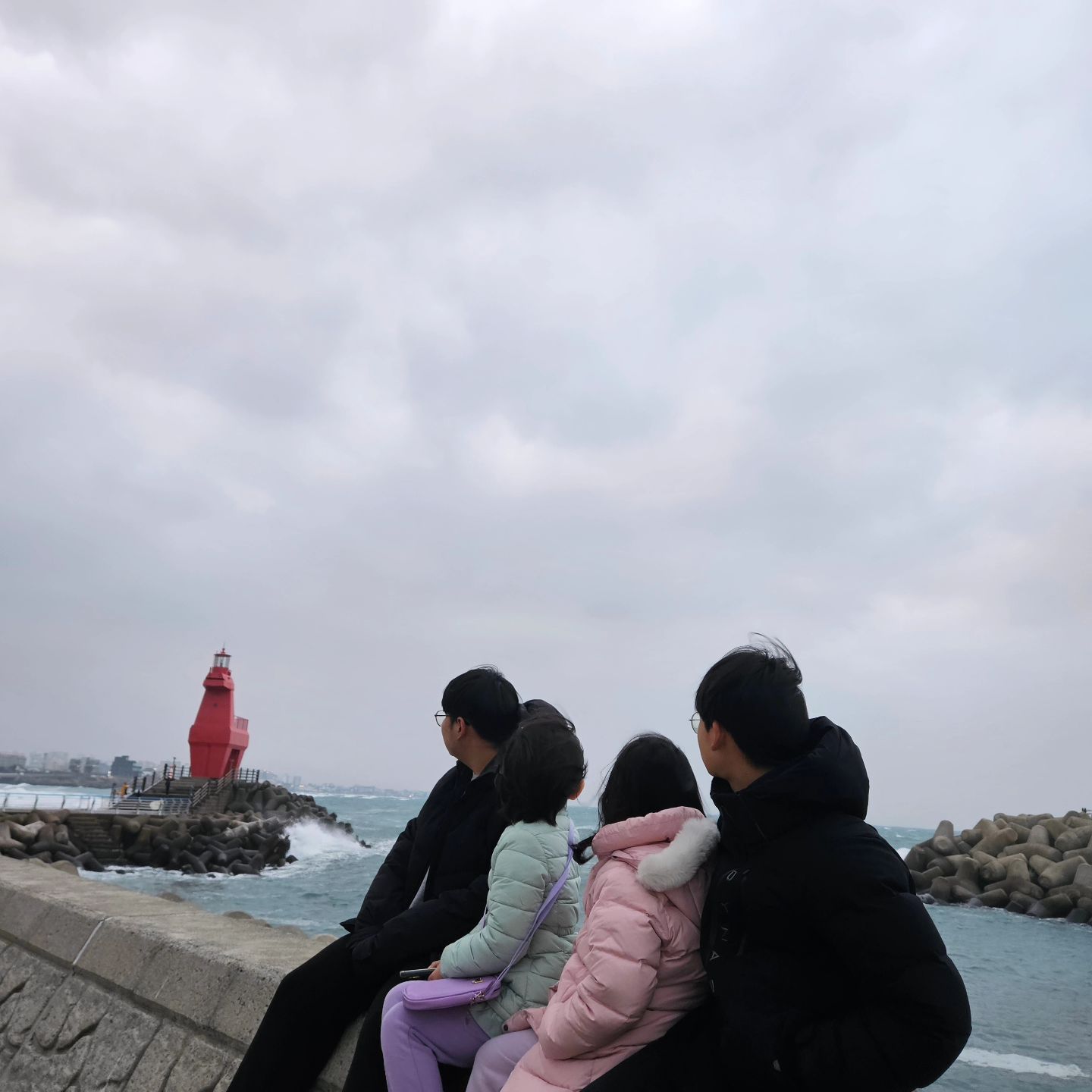 👬👭
.
.
중학교때였나? 정확히 기억나지 않지만,
갑자기 해넘이를 보러가자는 아빠말에 
온가족이 대천해수욕장에 갔던 기억이 있다.
또 언젠가는 강릉찍고, 정동진까지가서 해돋이를 봤던 기억도 난다.
굉장히 즉흥적이고, 아주 많이 활동적인
아마도 그건 삼남매중 내가 제일 아빠를 많이 닮은거 같다
핸드폰 붙잡고 게임하는 애들 모두 스톱시키고 나가자고 했다 
한놈도 불평불만없이 따라 나서더라
시간이 애매해서 멀지 않은 이호에 갔는데
날씨탓에 올해 마지막해는 보지 못했다
그래도 소중한 내아이들과 함께한 이시간이 참 고맙다.
미스트롯 재방송을 보다가 이수연꼬마가 부르는 노래에 울컥했고
3일의휴가 영화를 보다가 또 펑펑 울었다
그래서 오늘은 눈이 퉁퉁부은 두꺼비얼굴로  한해를 마무리한다
내년엔 조금 덜 울어야지,
내년엔 더더더 행복해야지,
내년엔 모두가 다 건강해야지,
내년엔.. 내년부턴.... 좀더 나를 위한 삶을 살아야지!
#내가가진네가지매력
#참힘들었던 #2023년
#잘가라