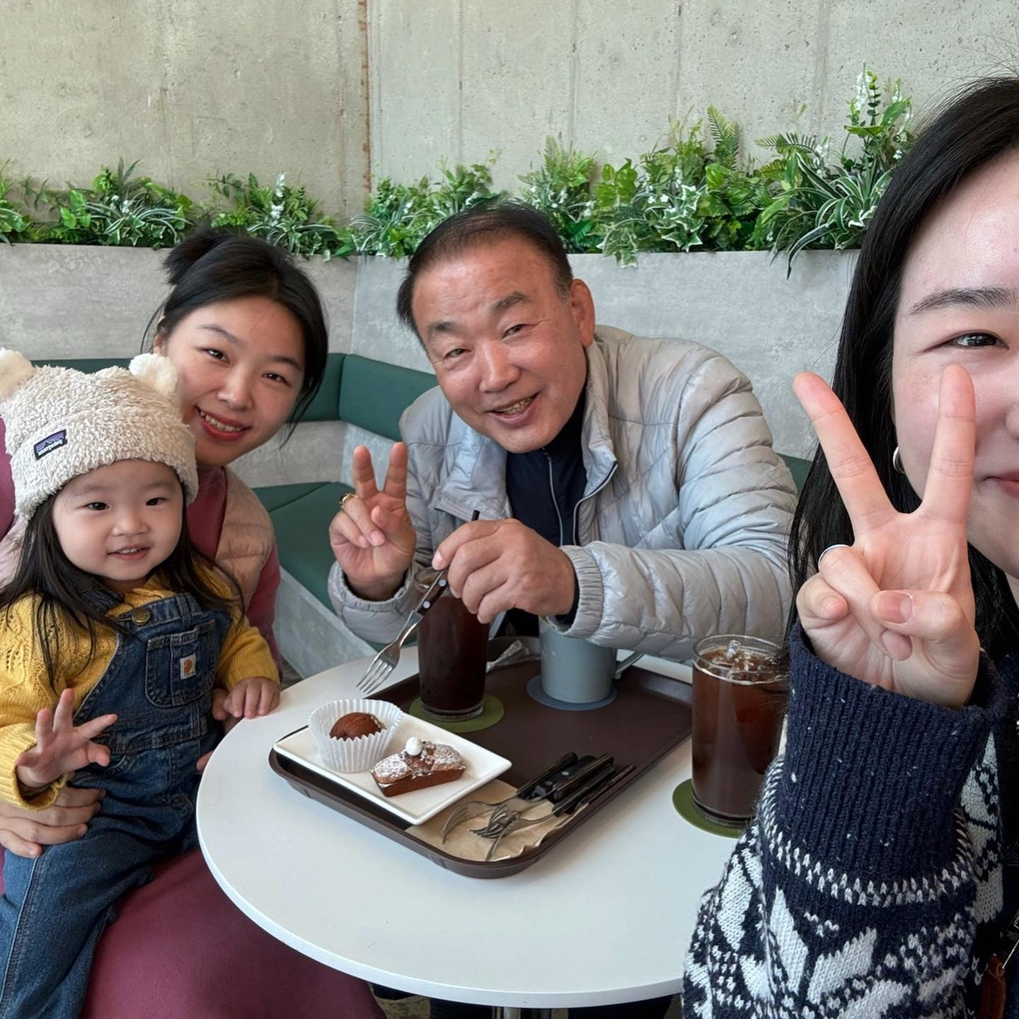 #체험단리뷰

#세종루프탑 #금남면카페 #태그25 ⛱️
세종 금남면 용담길 25 (용담리 94-2)
매일 11:00 - 20:00 라스트 오더 19:30

주문 메뉴 🥧
#세종디저트 의 클래식함은 살리고 한국인의 입맛에 맞게 토핑을 올린 휘낭시에 / 향과 맛은 유지하면서 마실 수 있는 디카페인 아메리카노 / 고소한 스팀밀크와 쌉싸름한 에스프레소 샷이 만나 깊고 진한 풍미의 카페라떼

⛰️ 루프탑에 올라가면 멀리 계룡산 전망과 천황봉이 보이며 우산봉과 안산산성이 펼쳐져 있어요. 눈앞에 시골의 논과 밭 그리고 100년 넘은 느티나무가 있는 농촌마을의 사계를 보실 수 있답니다. 야외 자리는 애견 동반으로도 풍경을 즐기기 좋겠어요.

🌺 뒤에 전원주택은 카페 사장님의 자택으로 앞마당 잔디에 꽃과 나무 등 정원을 가꿔놓아 봄 가을에는 개화시기에 맞춰 사진 찍기에 좋을 것 같습니다. 아이가 뛰어놀기에 넓고 경치를 즐기기에도 제격인 #신상카페

🚲 마을 입구 삼거리가 대전-공주-세종의 갈림길이라 자전거 동호회 분들이 많이 지나가더라고요. #세종시카페 매장에는 자전거 거치대를 마련하여 보관이 가능하답니다. 자전거 이용 고객에게는 10프로 할인을 제공한다고 해요.

#세종디저트카페 #세종루프탑카페 #세종베이커리카페 #디저트카페
