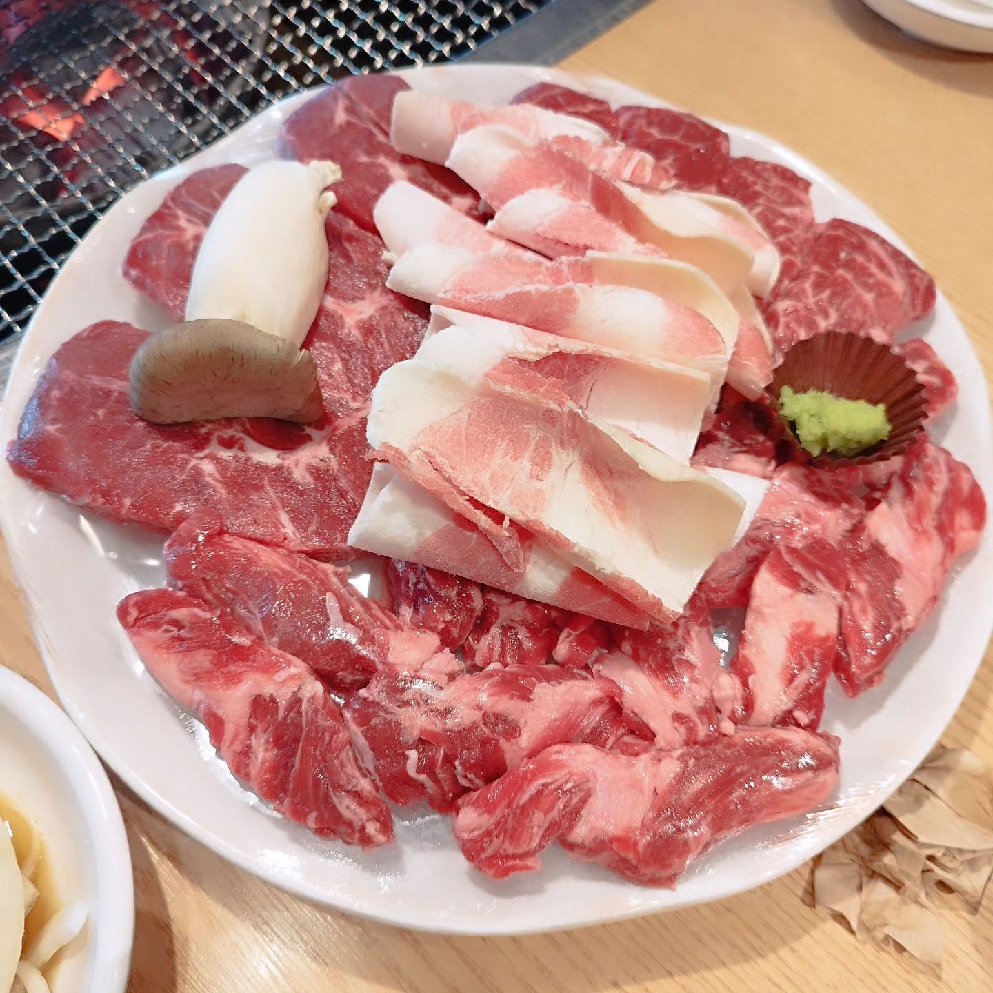 오램만에 먹보한우~
오늘 꽃놀이 다 나왔는지 음식점들 꽉참..
그래도 여긴 넓어서 여유 있음.
든든히 배 채우고 당정뜰 고고~~

.
.
#하남맛집 #미사맛집  #스타필드맛집 #하남소고기 #하남갈비탕 #맛스타그램 #먹스타그램 #국수맛집
