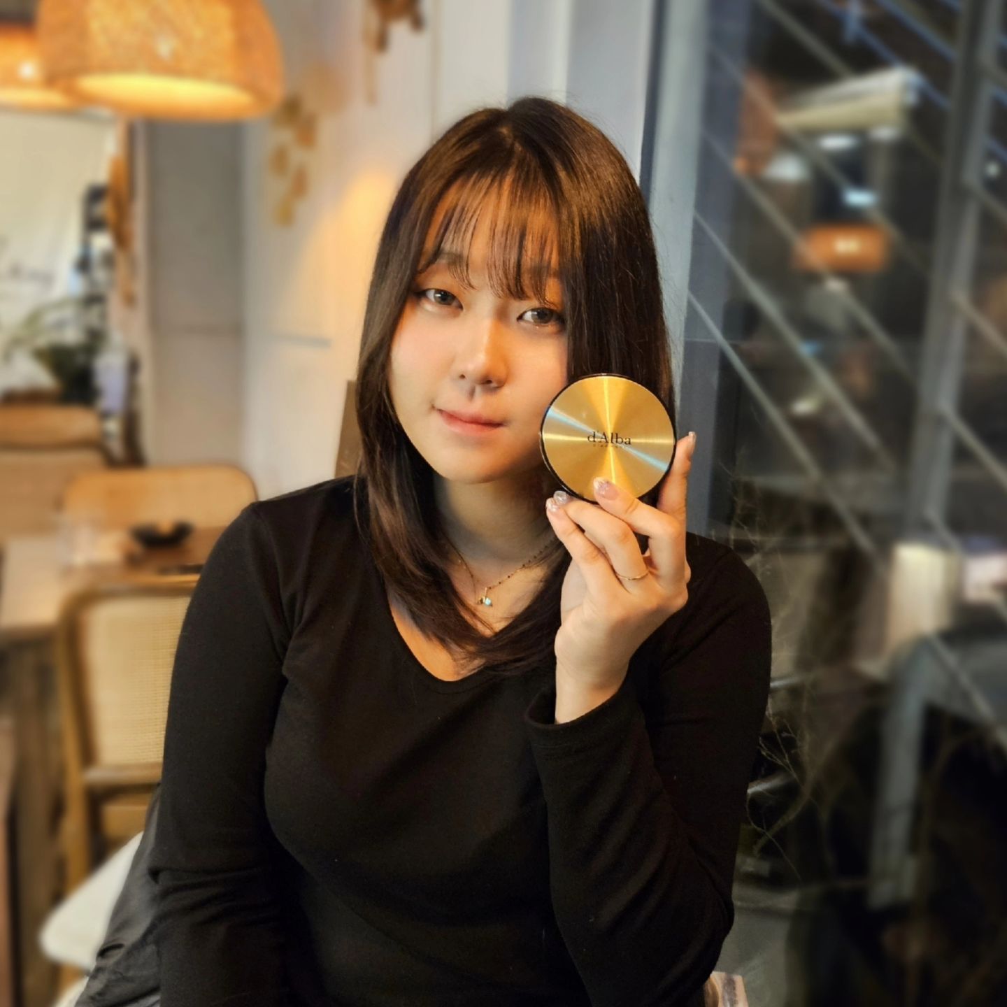 #협찬 dalba_piedmont
메이크업 꿀템🍯 얼굴에 착 붙는 달바 핏 세럼 쿠션❤️

성분도 좋고, 후기도 좋아서 너무 궁금했던 달바 쿠션➰️

수분에센스가 61%나 함유되어있어서 그런지 촉촉한 모이스처 텍스처로 답답함없고 들뜸없는 메이크업 가능~~ᖰ(ღ’ᴗ’ღ)ᖳ

이탈리아산 화이트 트러플, 달바8가지 블렌딩 식물성 오일 성분으로 영양과 보습까지 동시에 케어🥰🥰‼️ 번들거림없이 은은한 광채도 있고 피부가 부담스럽지않게 얇고 밀착력까지 좋아서 데일리로 쓰기도 넘 좋다🫶🫶
.
.
#달바 #달바쿠션 #올리브영꿀템 #올리브영추천 #올리브영추천템 #올리브영쿠션 #올리브영쿠션추천 #메이크업 #메이크업꿀템 #화장품 #화장품추천 #세럼쿠션 #촉촉쿠션 #올리브영쿠션 #쿠션추천 #물광쿠션 #데일리쿠션