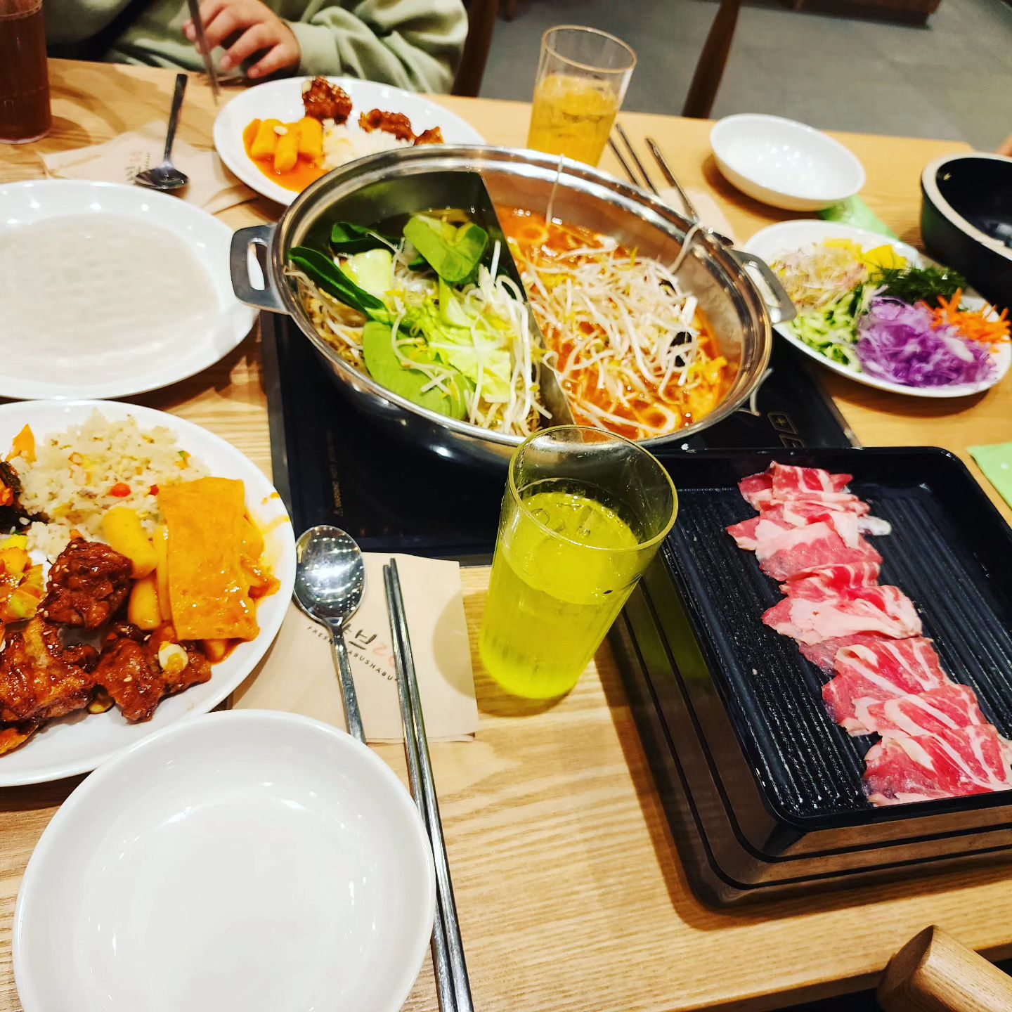 가족들과 함께 샤브샤브로 한가득...
넘 배불리 먹었넹~~^^//