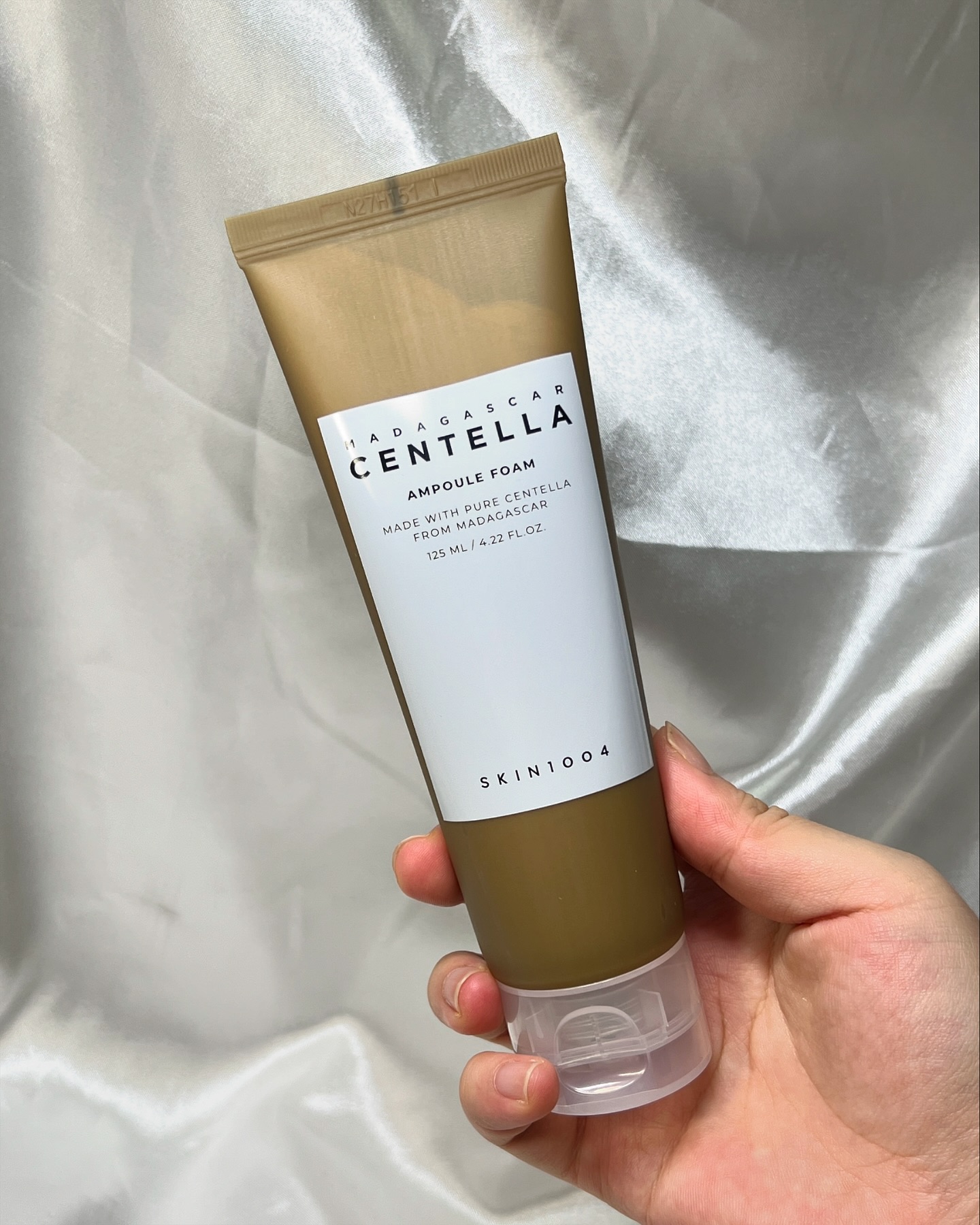 #제품제공 #파룸체험단
[SKIN1004] MADAGASCAR CENTELLA AMPOULE FOAM
스킨1004 마다가스카르 센텔라 앰플 폼

마치 카라멜을 녹인 것 같이 점도 있고 쫀득한 텍스처가 신기한 클렌징 폼이에요. 이름처럼 진정 앰플로 가득 들어간 것 같은 비주얼입니다. 물을 조금씩 더하다 보면 어느새 풍성하고 부드러운 거품이 나고요. 저는 텍스처 보여드리려고 손등에 일부러 많이 짰지만 실제로는 소량으로도 충분합니다. 피부에 자극없이 순하게 세정이 되고, 말끔하고 촉촉하게 마무리됩니다. pH 밸런스가 맞춰져있어 세안 후에도 당김이 없더라구요. 다만, 이 제품 단독으로 마스카라까지는 완벽히 세정이 안되니까 전단계에서 따로 1차 세정을 해주시는 게 좋아요.

.

.

.

#스킨1004 #센텔라앰플폼 #앰플폼 #약산성클렌징 #스킨1004클렌징폼 skin1004_korea