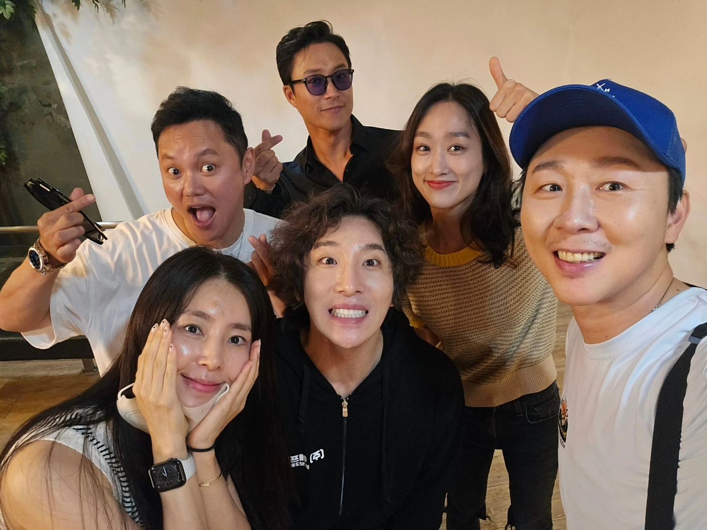 너무너무 신나고 재밌었던 기두오빠 공연!!!! 뮤지컬이 처음이라니 믿기지 않는구만유😆 동현배 배우님도 넘 재밌으시고!! 모든 배우분들이 연기랑 노래를 정말 잘하셔서 정말 시간가는줄 모르고 봤어요!!! SH아트홀에서 8월11일까지한대요 어서 보러가세요!!!! 다음엔 누구공연....??ㅋㅋㅋㅋ
.
.
.
#김민교 #최대철 #한채아 #김기두 #한유이 #동현배 #뮤지컬 #뮤지컬6시퇴근 #6시퇴근 #재밌다 #당신만이내사랑팀 #SH아트홀