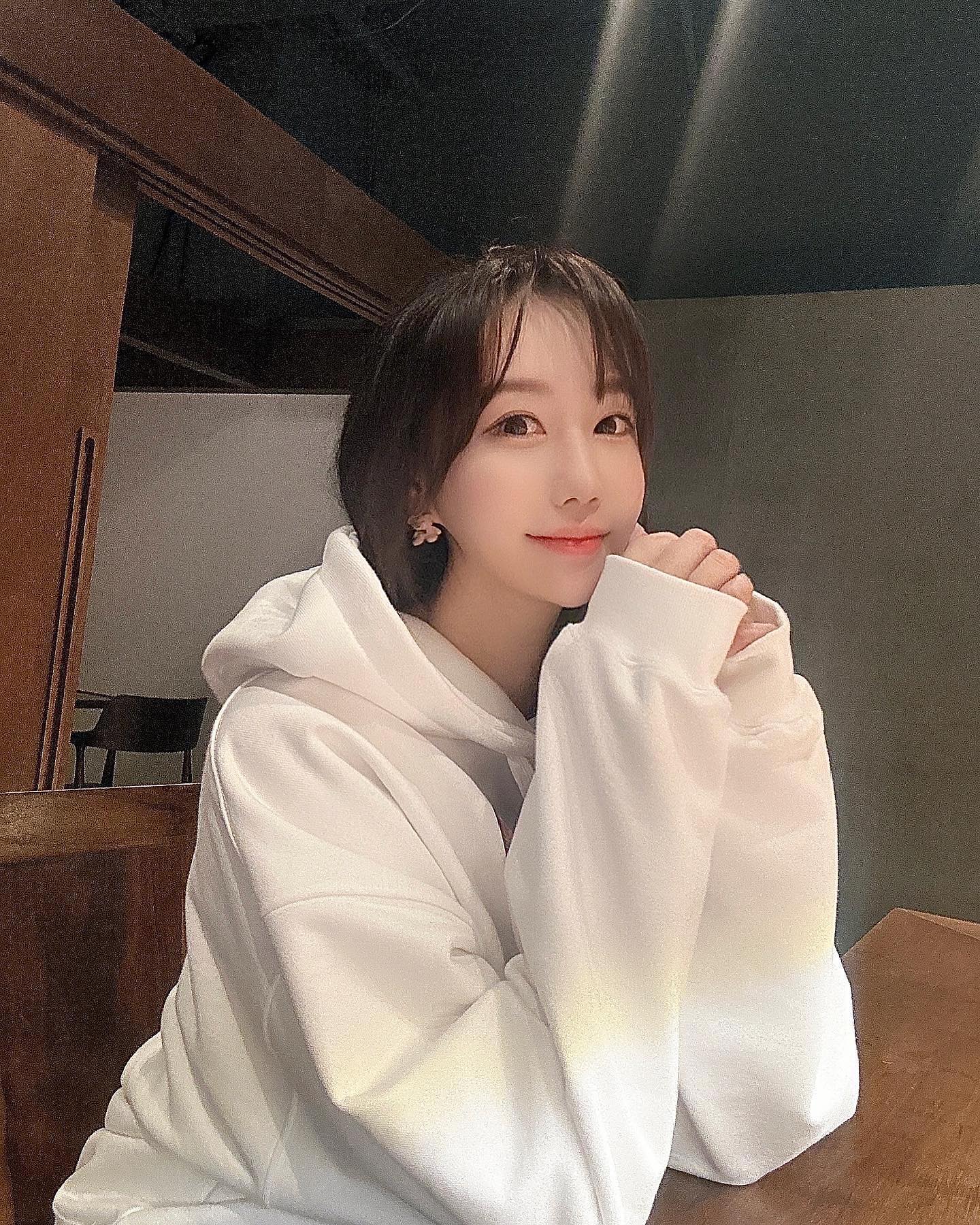 #협찬

고급스러운 분위기의
다이닝바  심연 :)

주문과 동시에 오픈키친에서
음식을 만들어 주시는데
이날 주문한 메뉴는
차슈삼합,탄탄멘,모찌리도후🫧

음식 하나하나 맛있고
심지어 플레이팅도 예뻤어요!

특별한 메뉴가 있어서
일본에 온듯한 느낌이 물씬🤍

분위기와 음식도 좋지만 위스키부터
전통주까지 주류도 다양해서
더 특별하고 좋았던 곳, 심연❤️

-
#협찬 #범계맛집 #범계술집 #범계라멘 #안양맛집 #안양라멘 #안양술집 #금정역맛집 #금정역술집 #안양다이닝바 #범계다이닝바