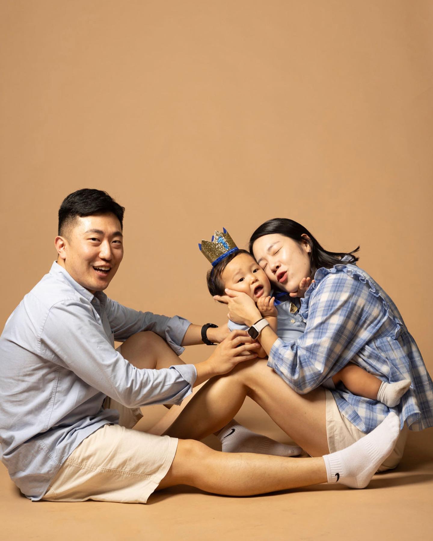 쭈니네 미국생활 5개월차✌️

이제 11월말이 되면 6갤로 넘어가는 미국생활!
아직 기지도 못하는 8개월 아가 시절에 미국에 와서 여기서 돌을 보내고 이제 만으로 한살이 되었다!
언제 이렇게 컸나 싶을 정도로 뭉클하고 대견한 우리 쭈니😀
미국에서 아프지 않고 건강하게 잘 커줘서 너무 고마워❤️

짧다면 짧고 길다면 긴 이 미국 생활을 Fully enjoy하고 싶었는데 이제 와서 돌아보니 그때 더 열심히 놀걸 하는 후회가 든다..ㅋ
(제법 열심히 놀았다고 생각이 들면서도😅)
그래도 여기저기 다니면서 체력 잘 버텨준 우리 쭈니!
그리고 공부하면서도 내 짜증 투정 다 받아준 우리 남편!
두 남자들이 있어서 내가 더 즐겁게 미국생활을 즐길수 있었던것 같다! Always Thank you🤍
앞으로 남은 미국생활도 더 재밌게 잘 보내보자!

#미국생활 #미국라이프 #미국가족사진 #lovemyfamily